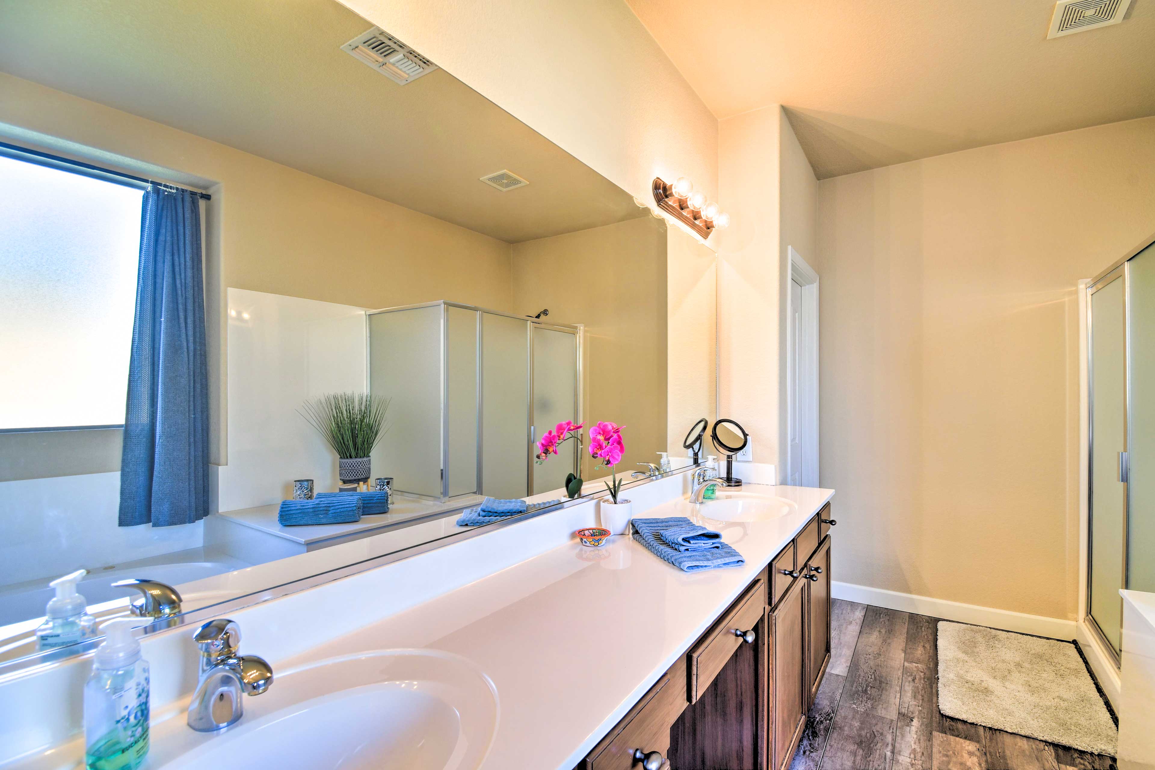 En-Suite Bathroom | Jetted Tub | Walk-In Shower