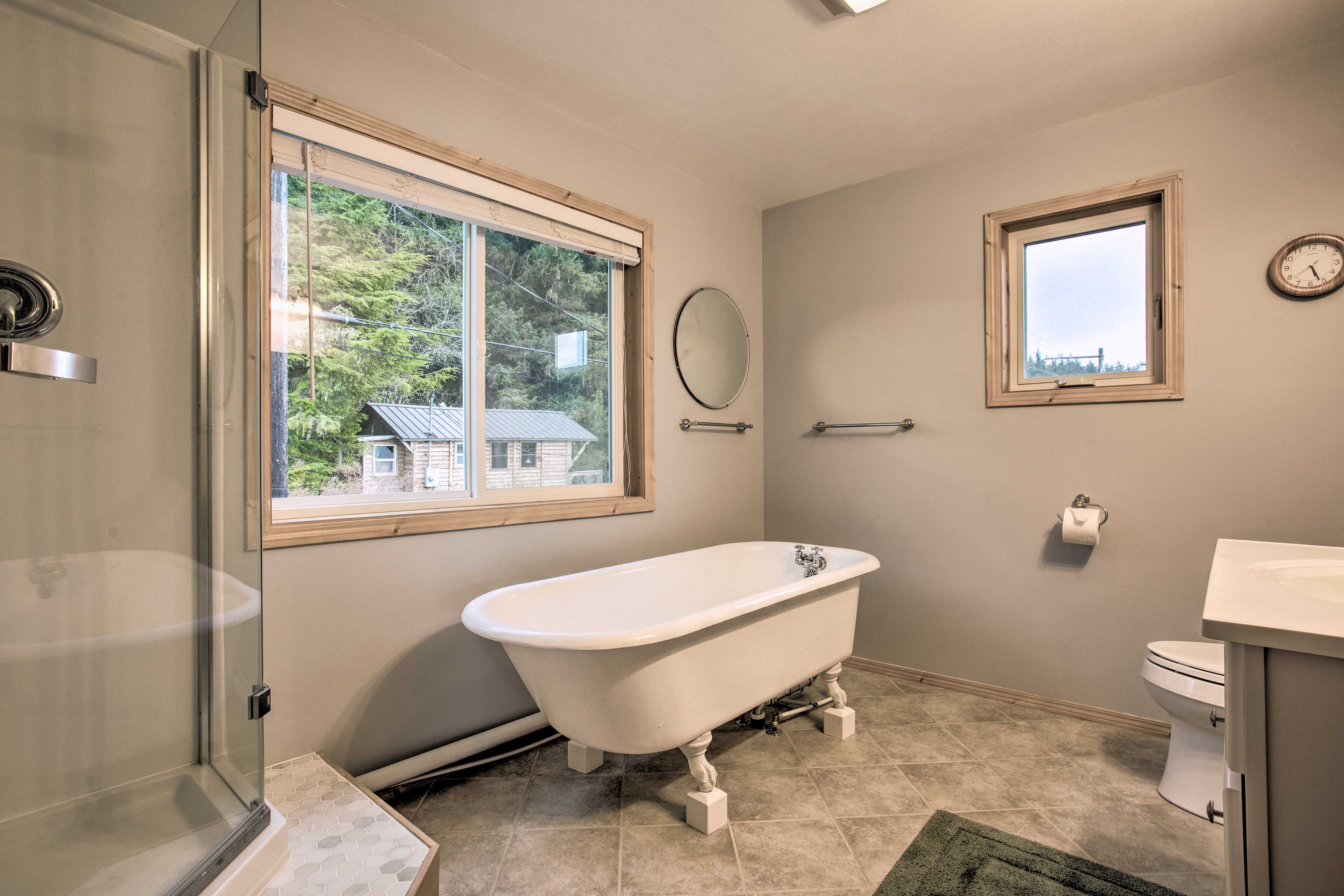 Full Bathroom | Walk-In Shower | Soaking Tub