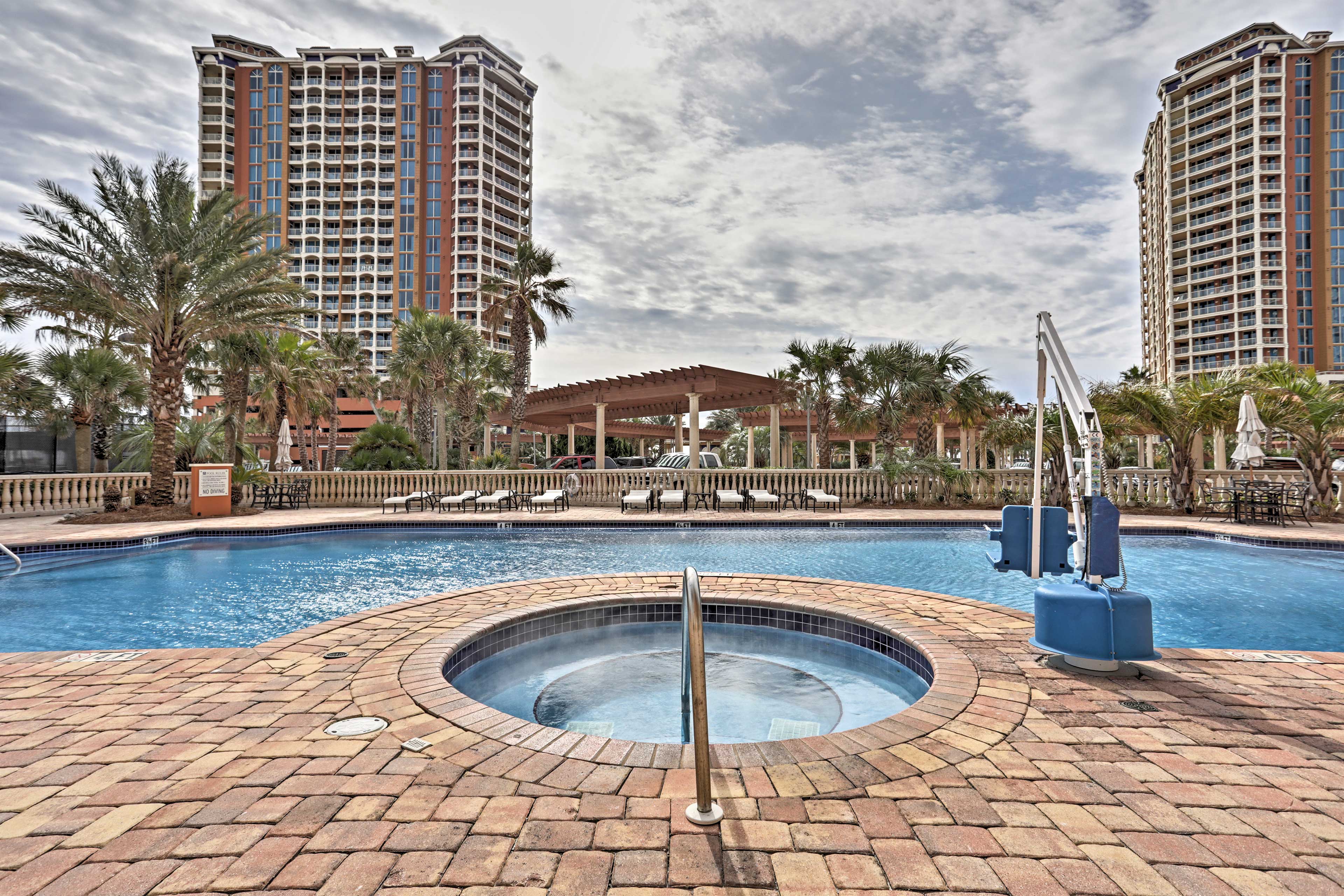 Resort Pool & Hot Tub