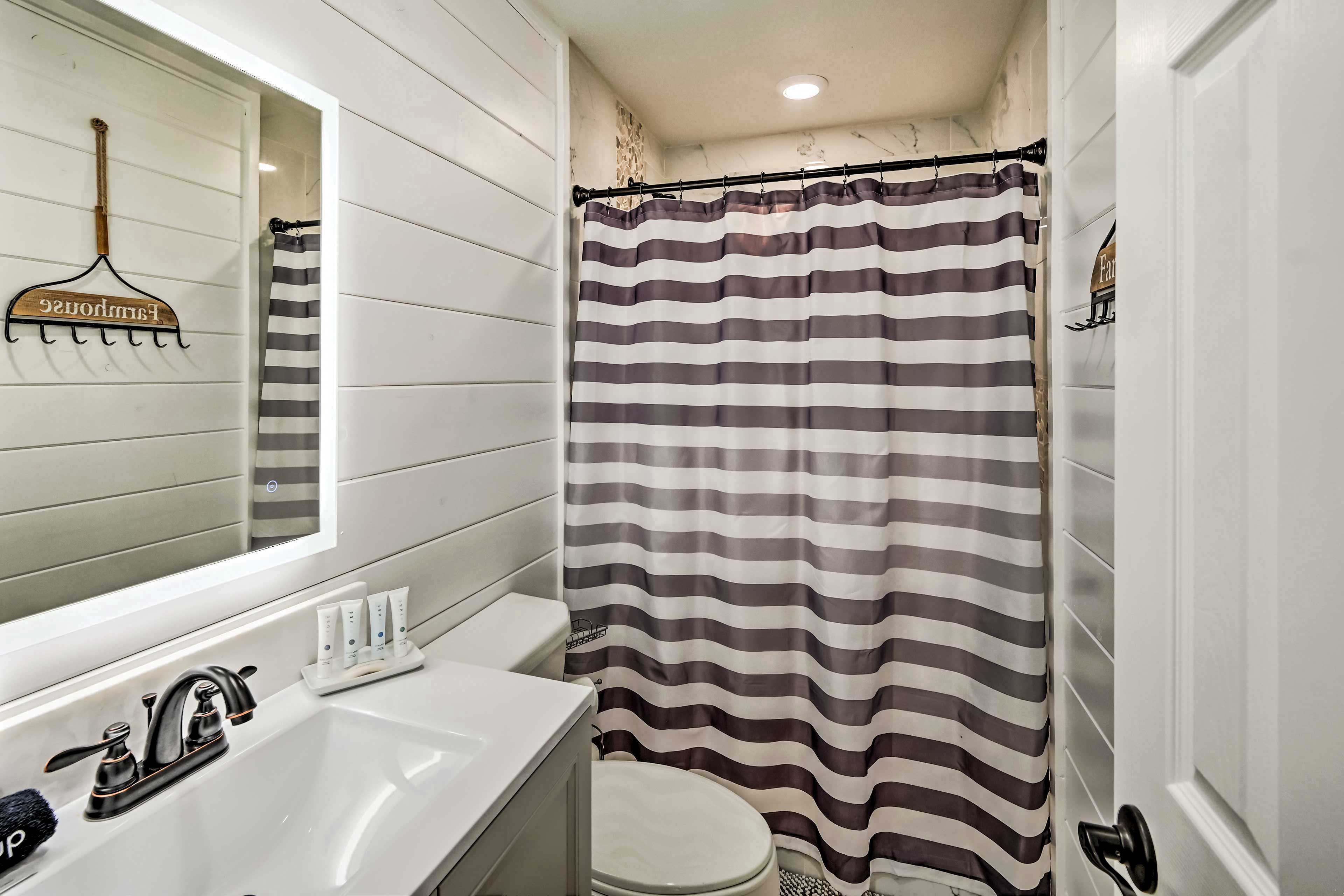 Full Bathroom | Towels Provided