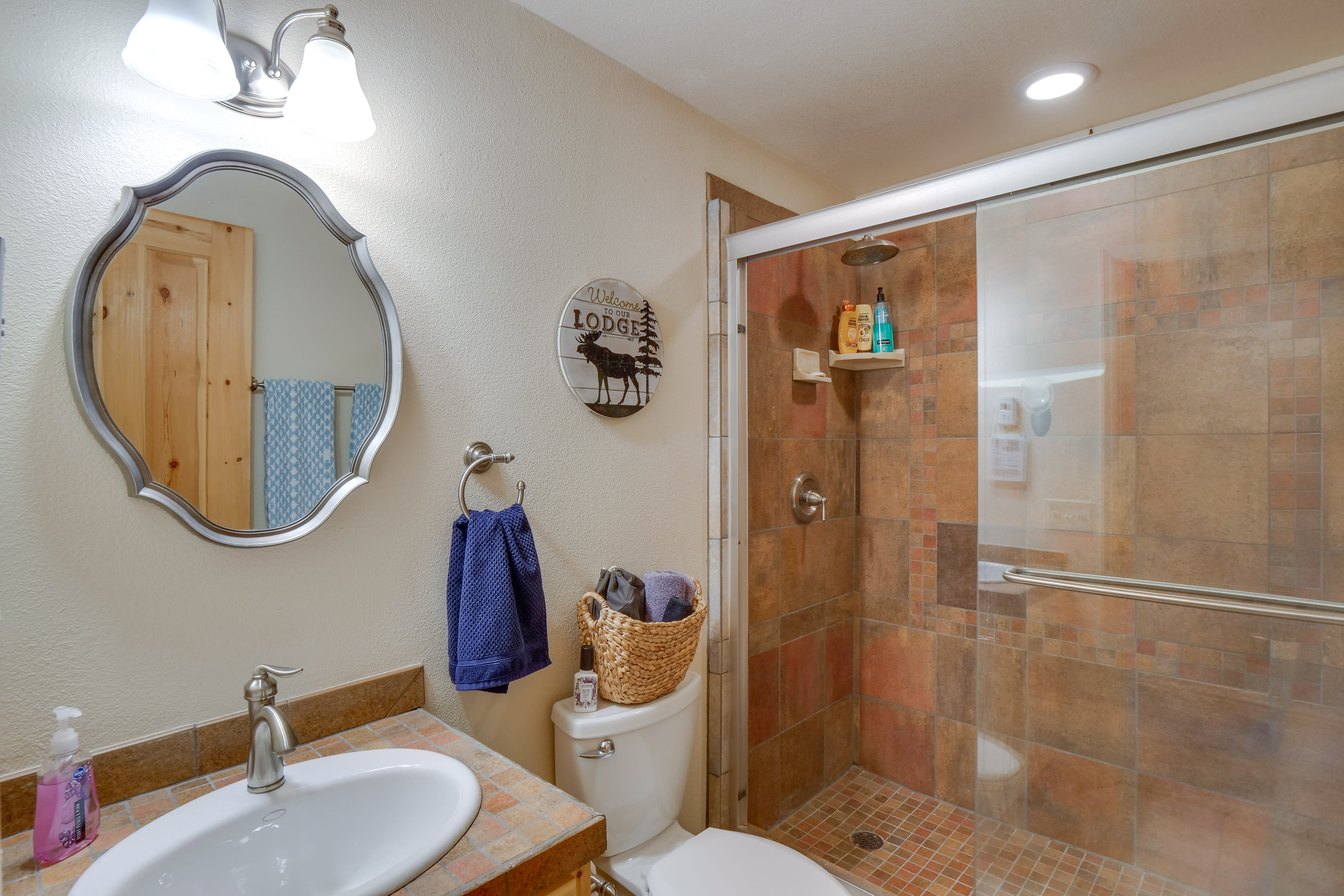 Full Bathroom | 2nd Floor | Complimentary Toiletries