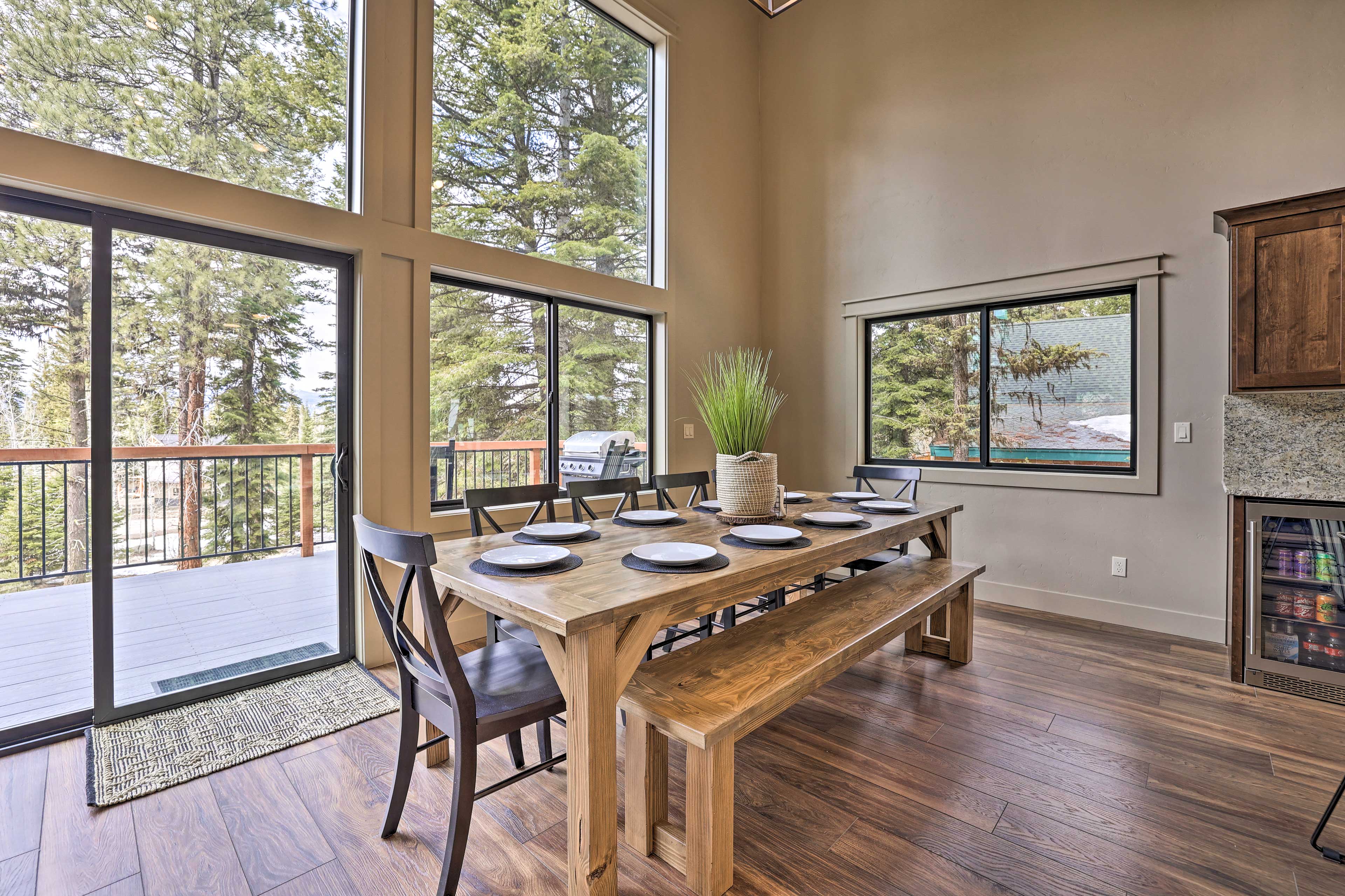 Dining Area | Dishware & Flatware Provided