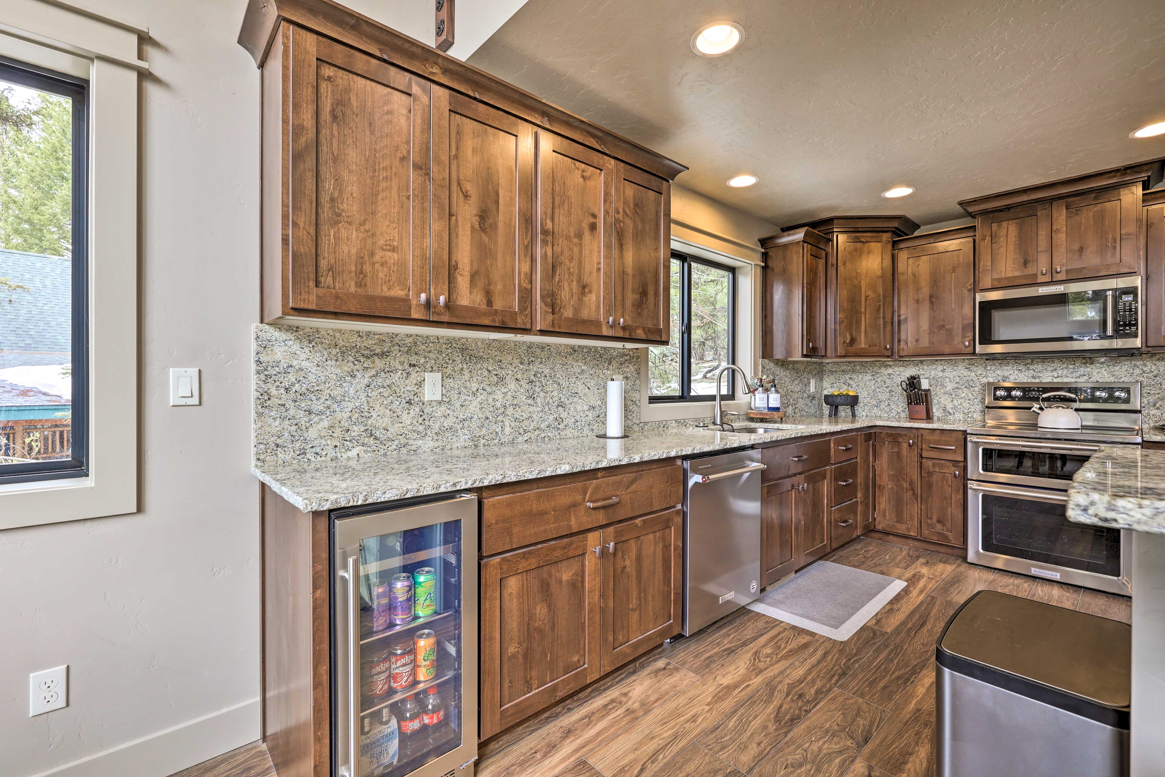 Kitchen | Fully Equipped w/ Cooking Basics