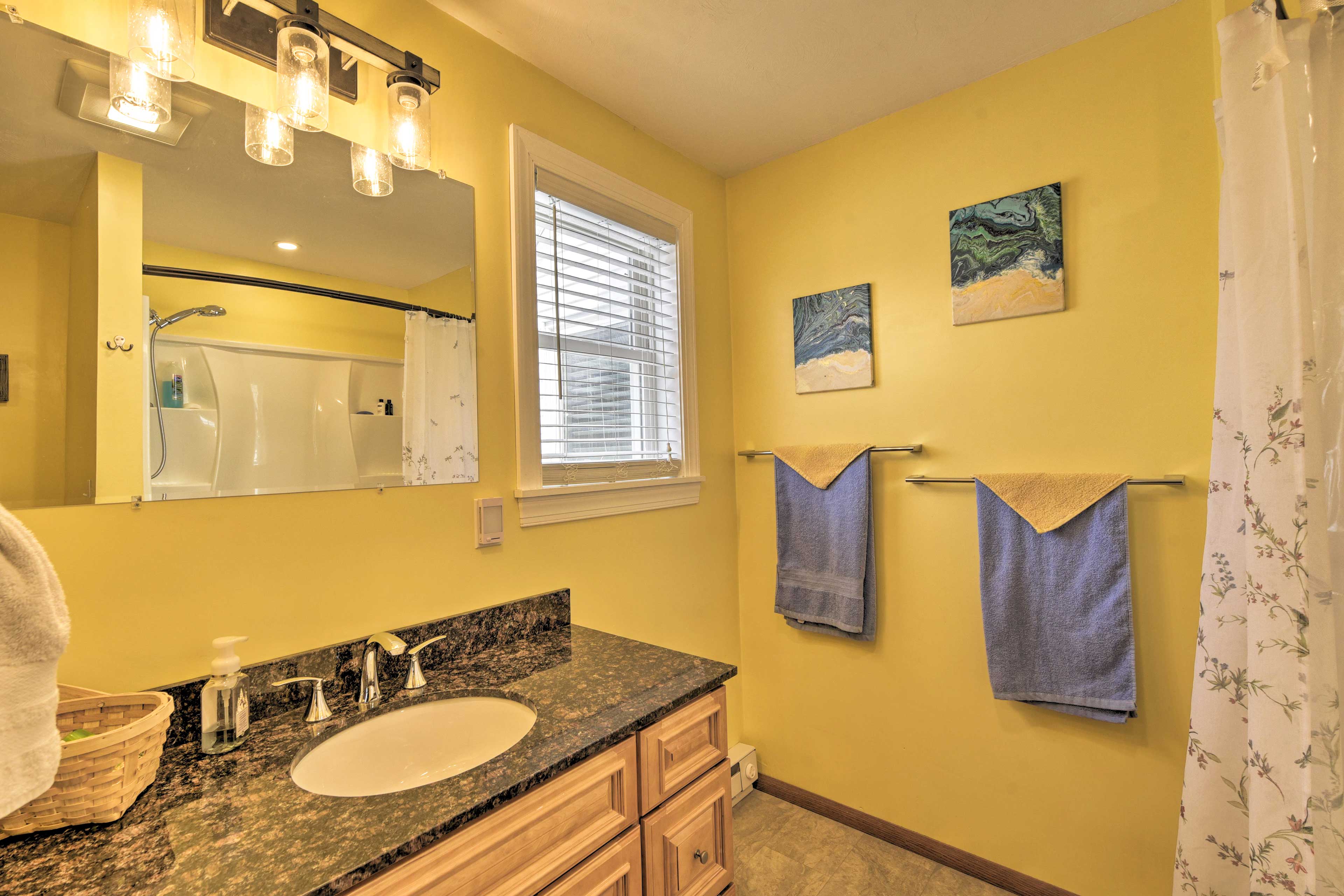 Full Bathroom | Linens & Towels | Complimentary Toiletries | Hair Dryer