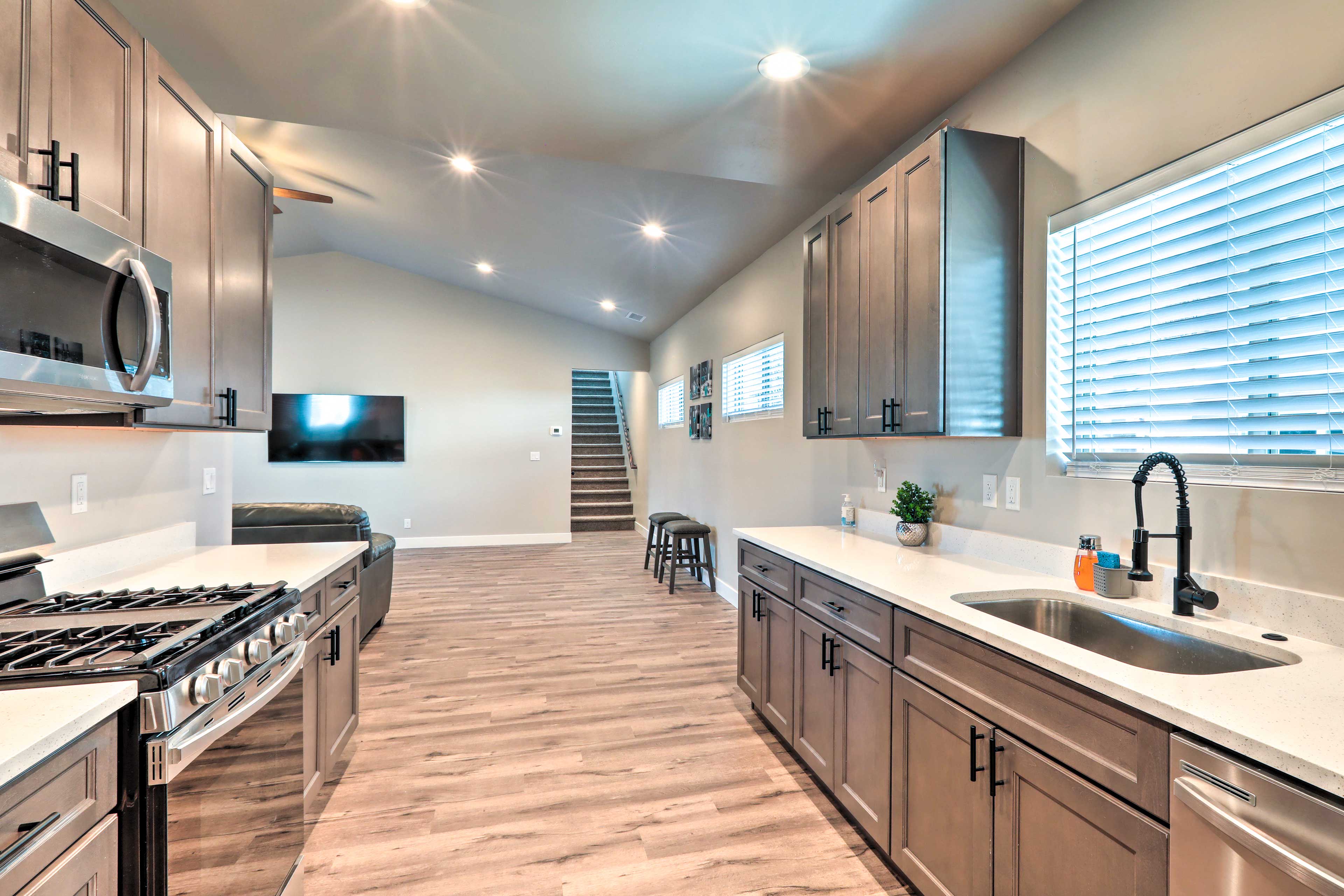 Kitchen | Fully Equipped w/ Cooking Basics