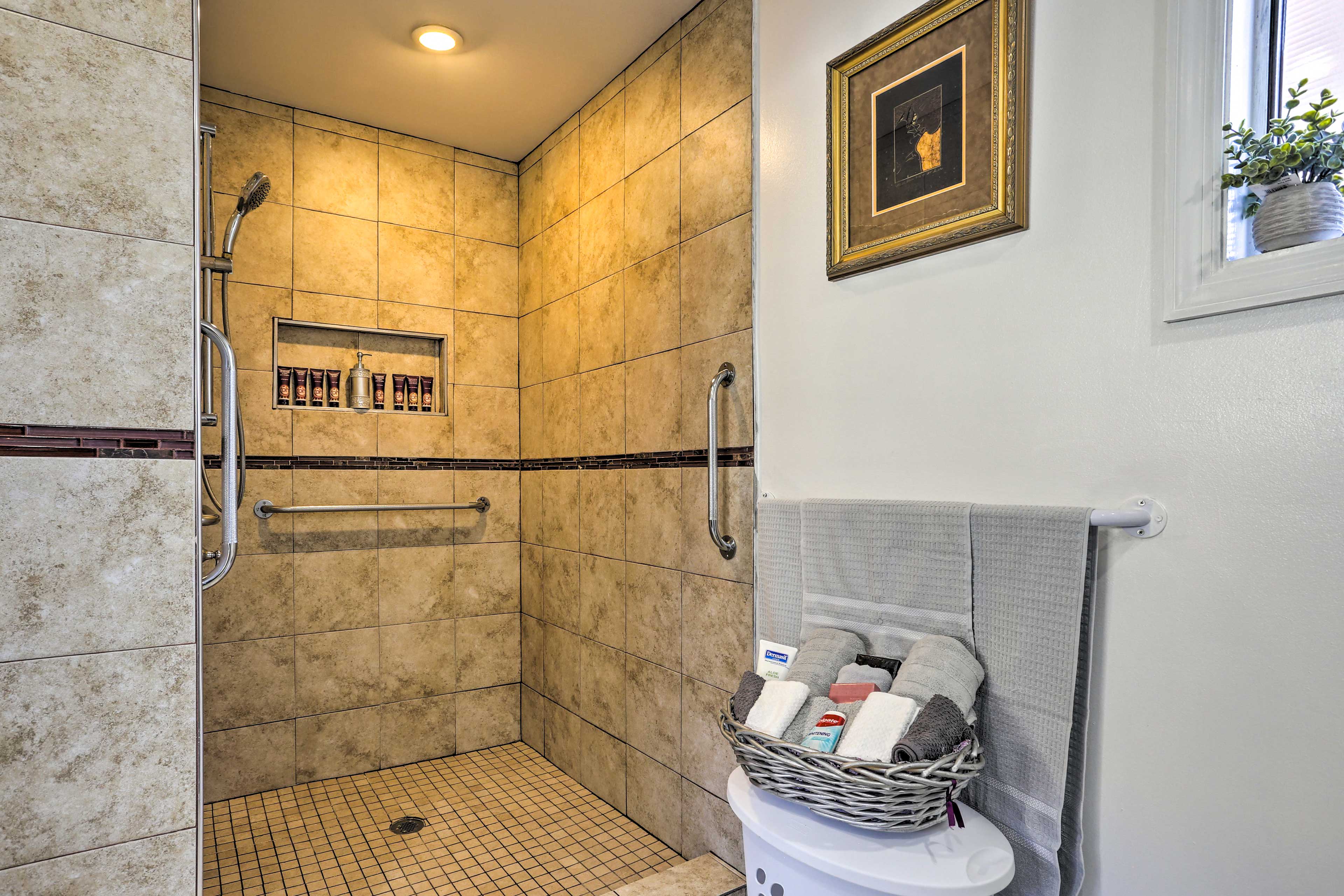 Full Bathroom | Towels Provided | Walk-In Shower w/ Grabrails