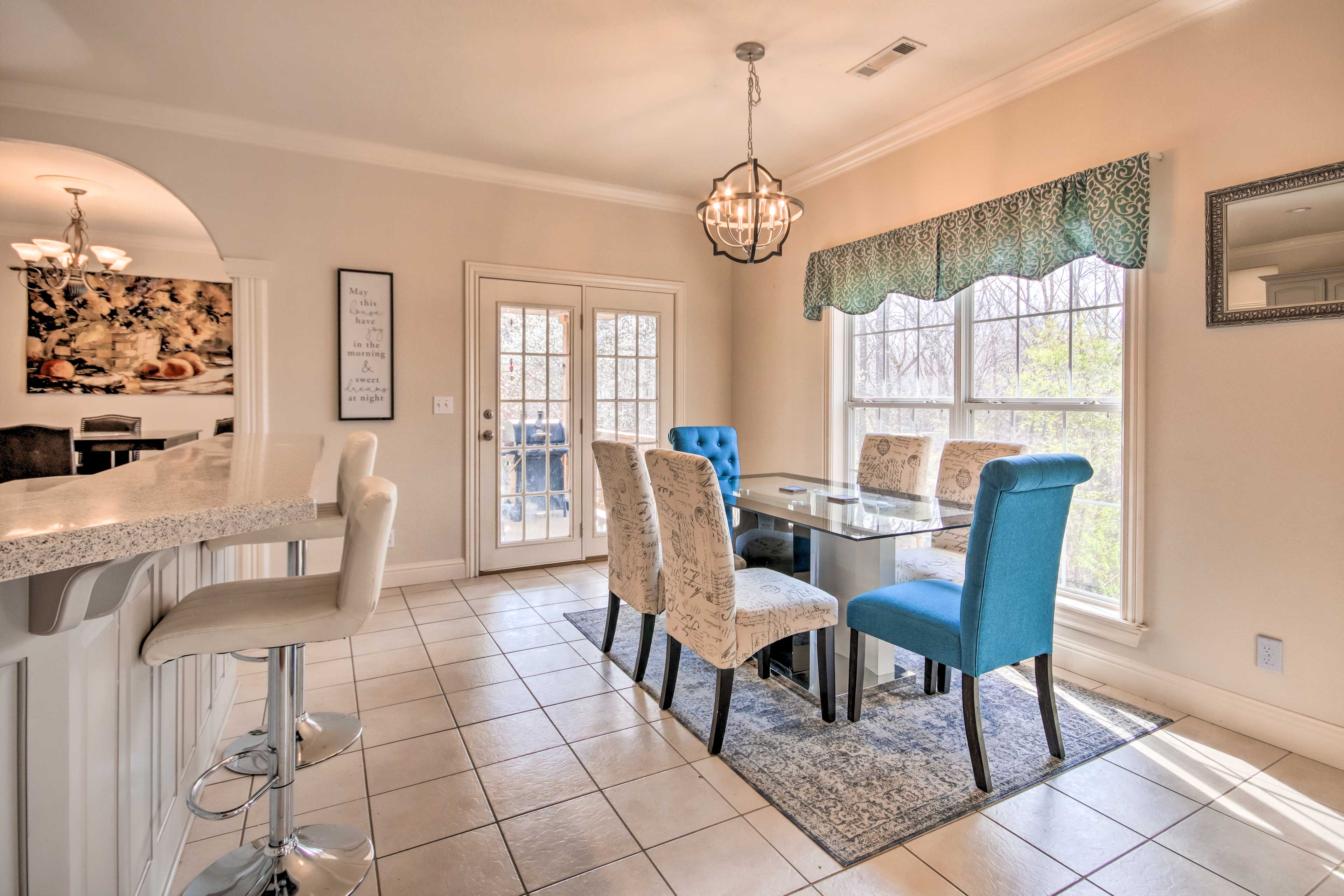 Dining Area | Dishware Provided