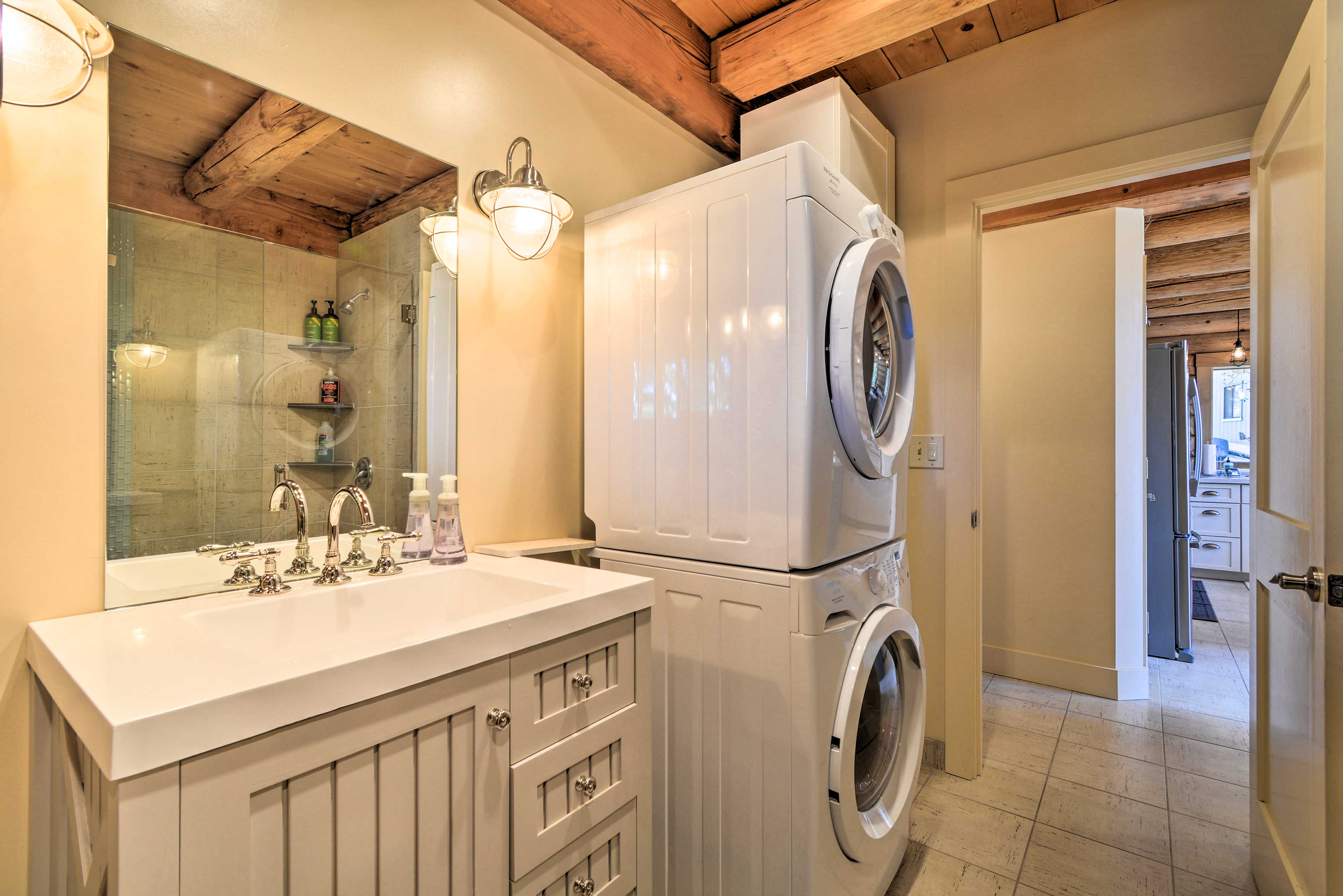 Full Bathroom | I-Unit Laundry