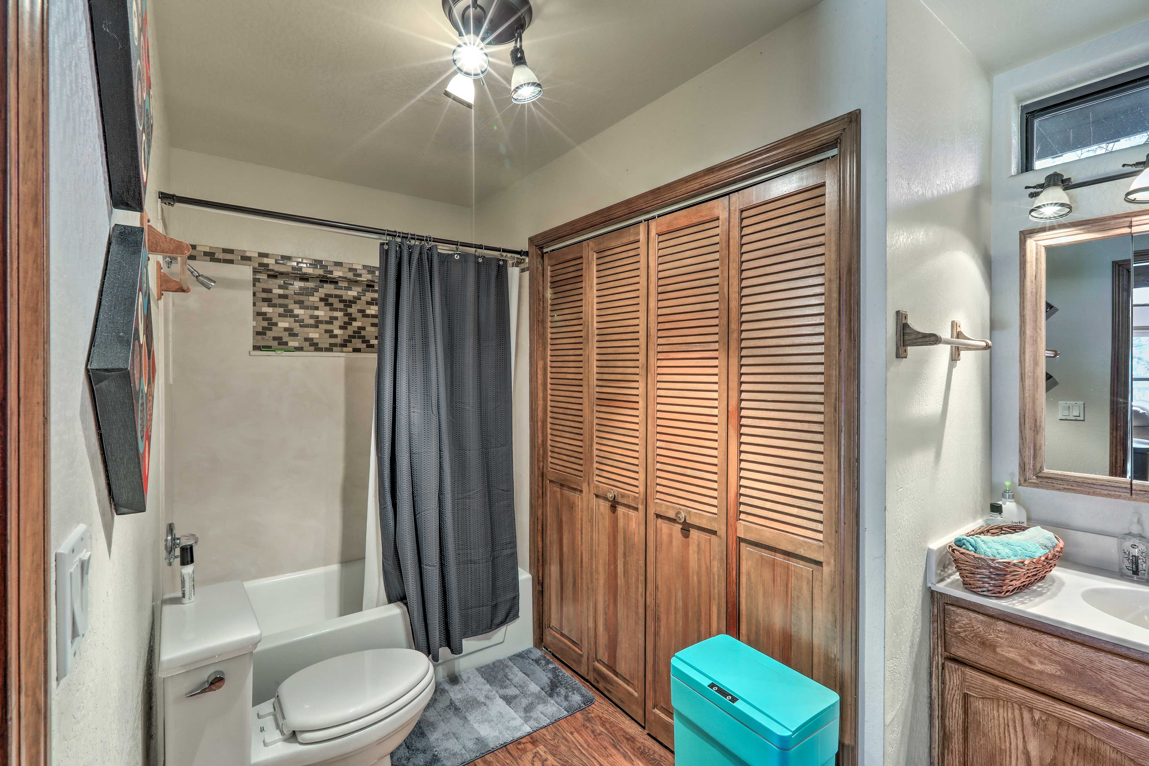 Full Bathroom | Towels Provided | Complimentary Toiletries