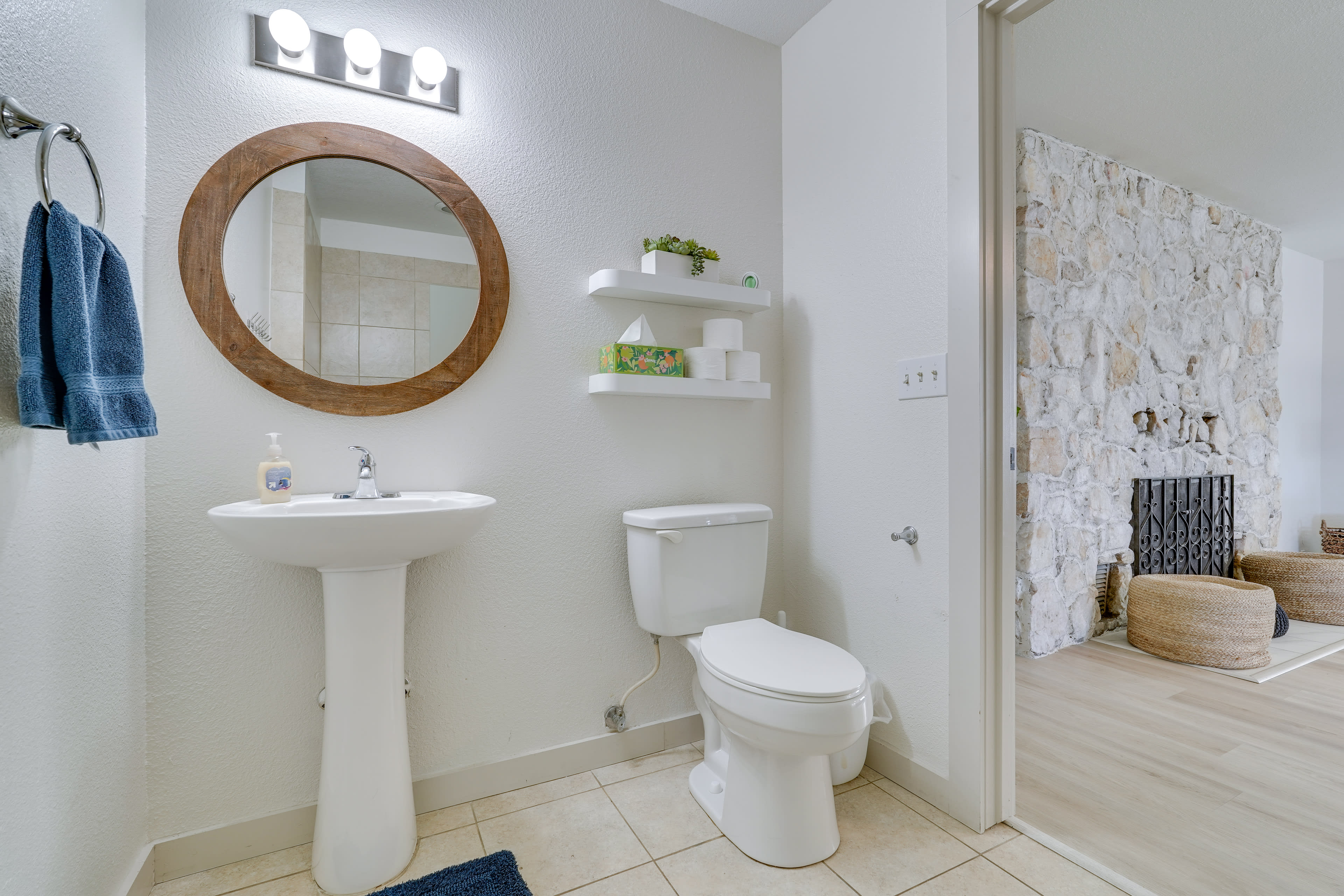 Full Bathroom | Towels Provided | Complimentary Toiletries | 2nd Floor