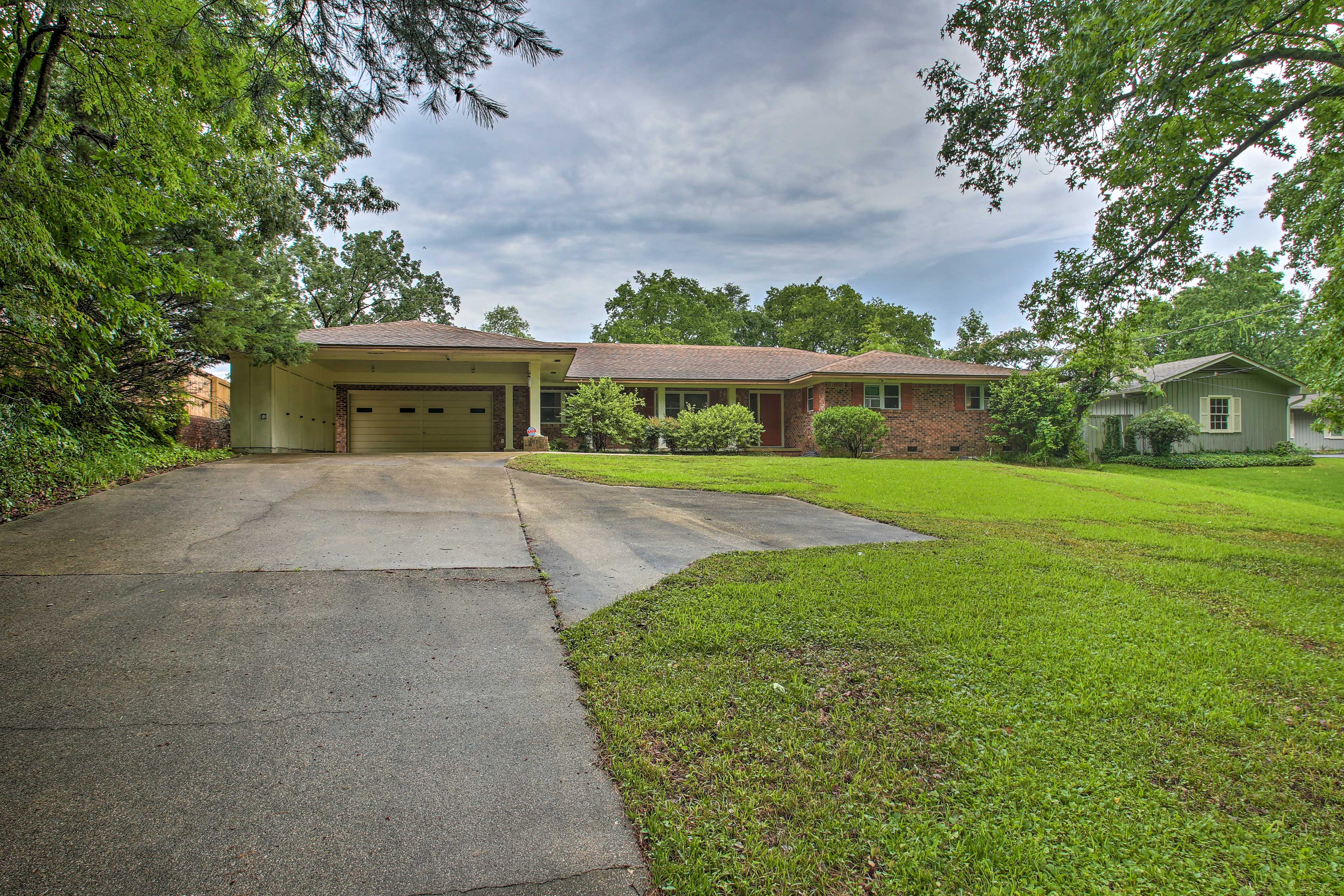 Home Exterior | Parking | Driveway (6 Vehicles)