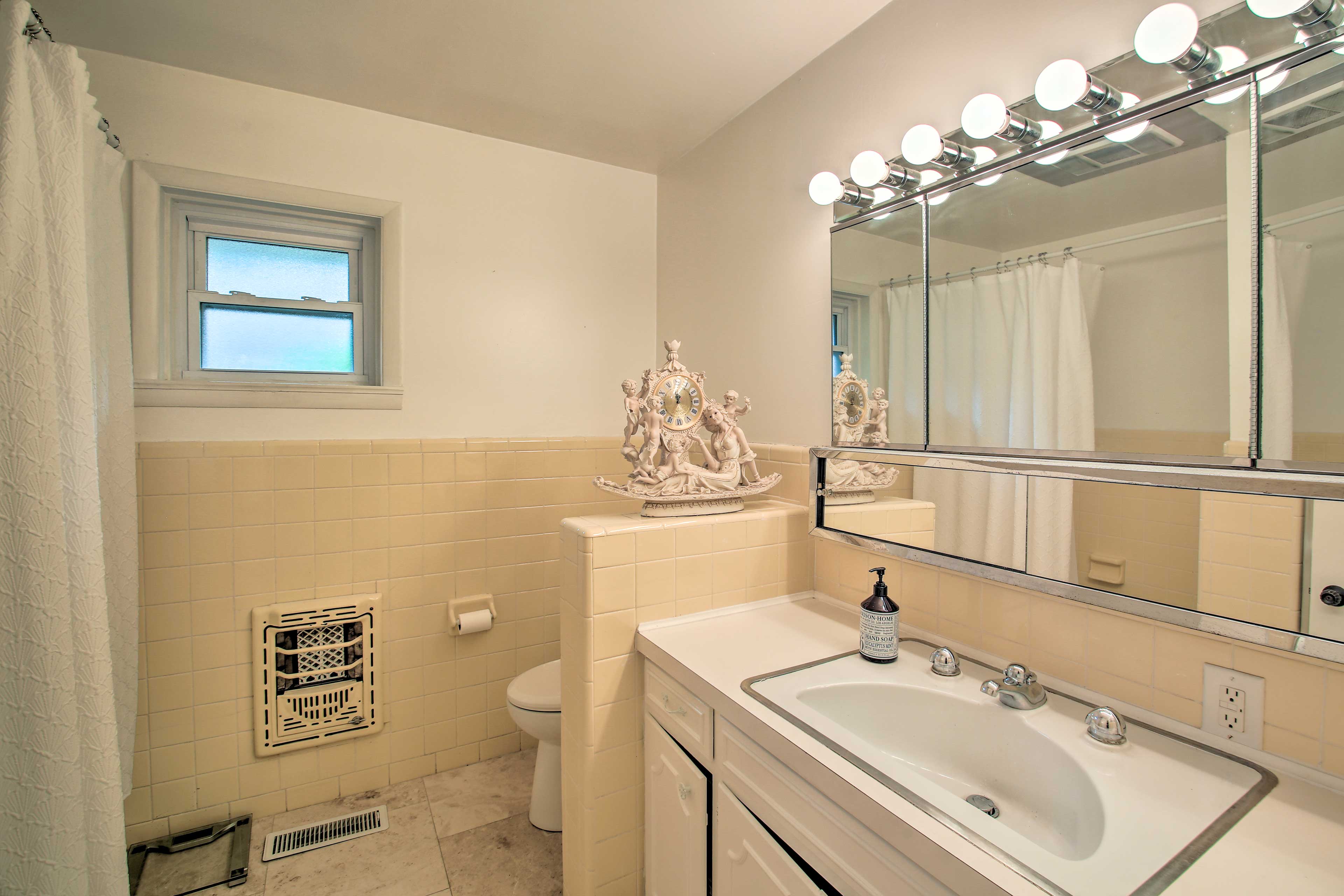 Full Bathroom | Main Floor | Complimentary Toiletries