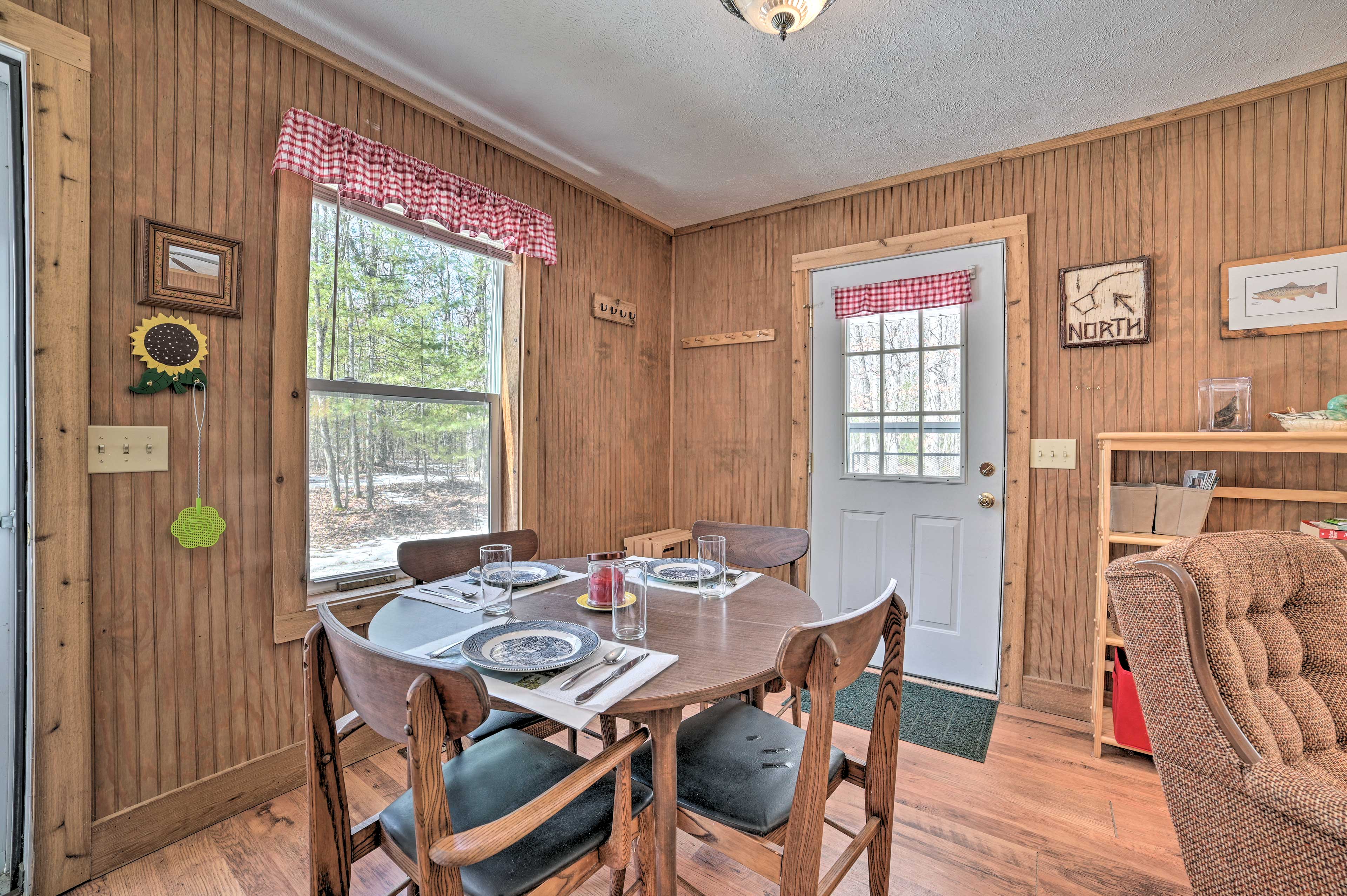 Dining Area | Dishware/Flatware Provided