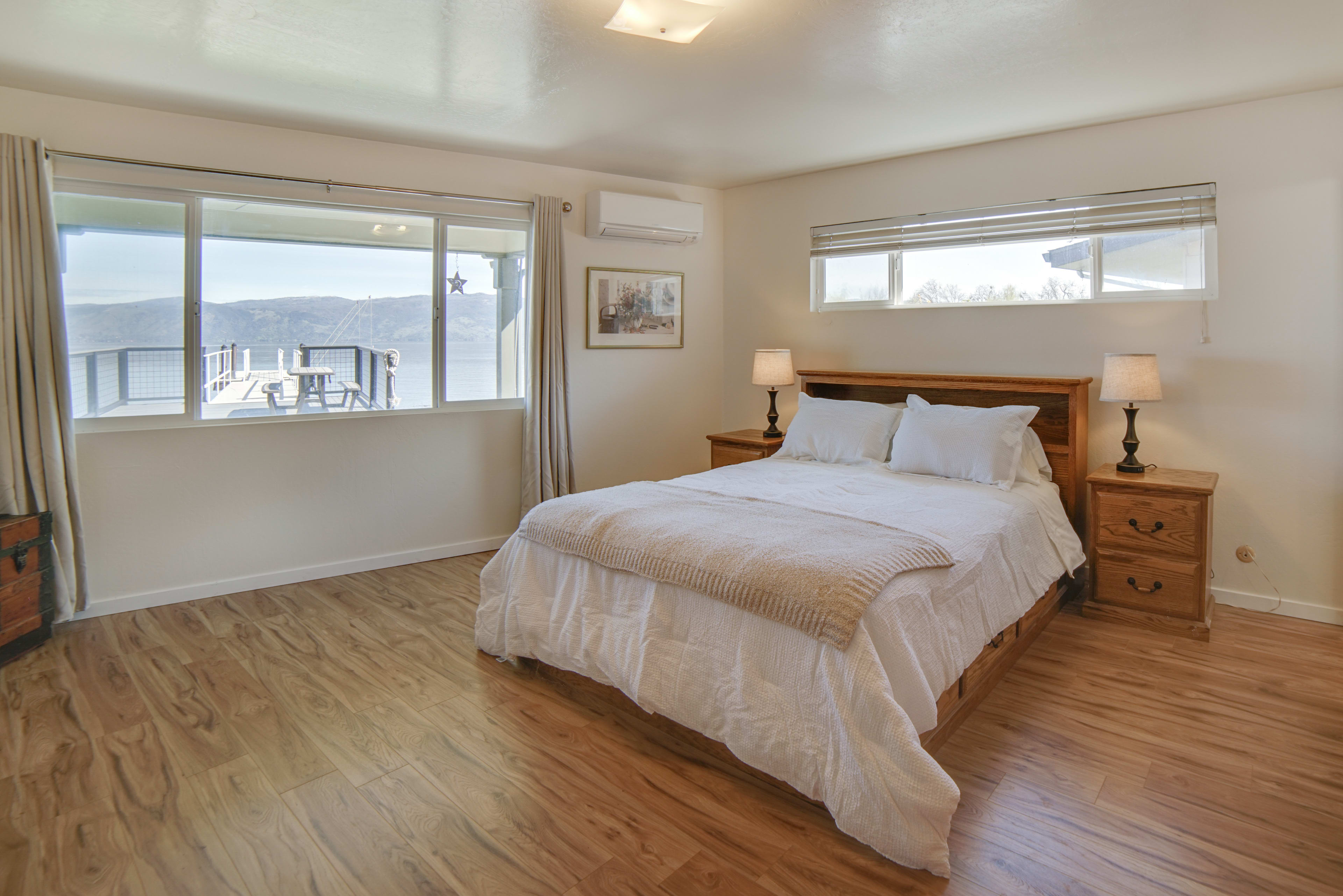 Bedroom 1 | Queen Bed | Dock View | En-Suite Bathroom