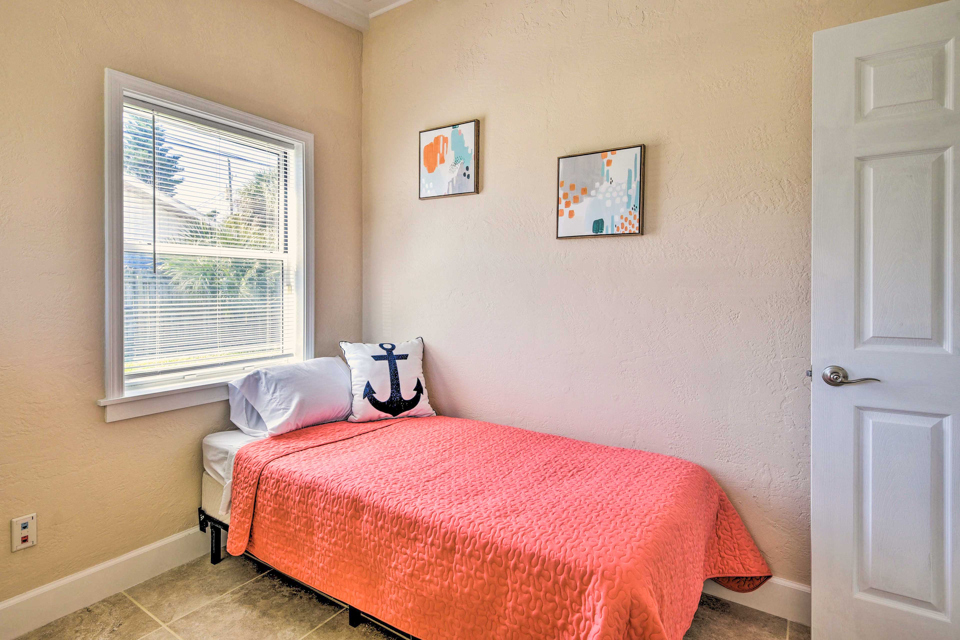 Bedroom 2 | High Chair | Crib