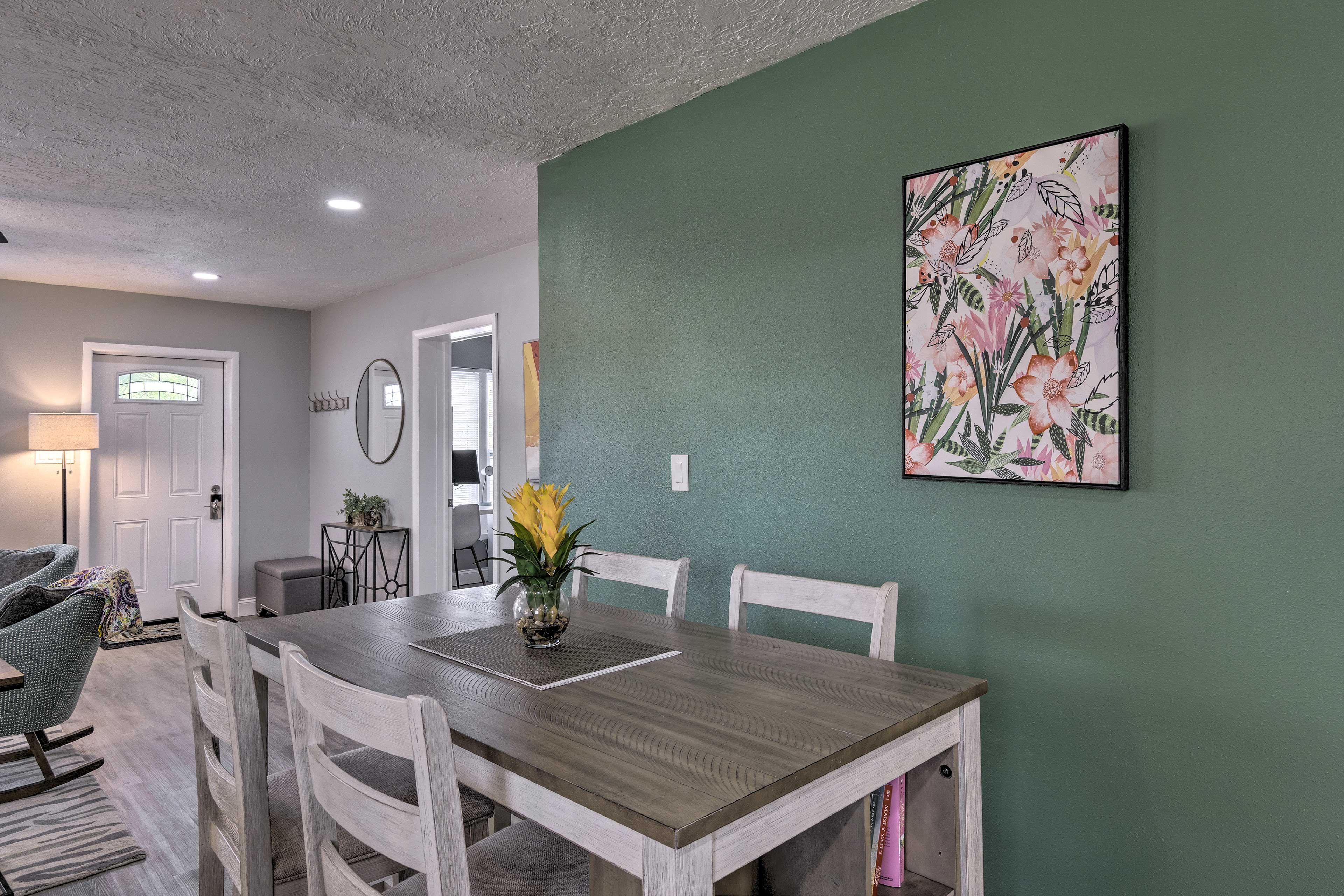 Dining Area | Dishware/Flatware Provided