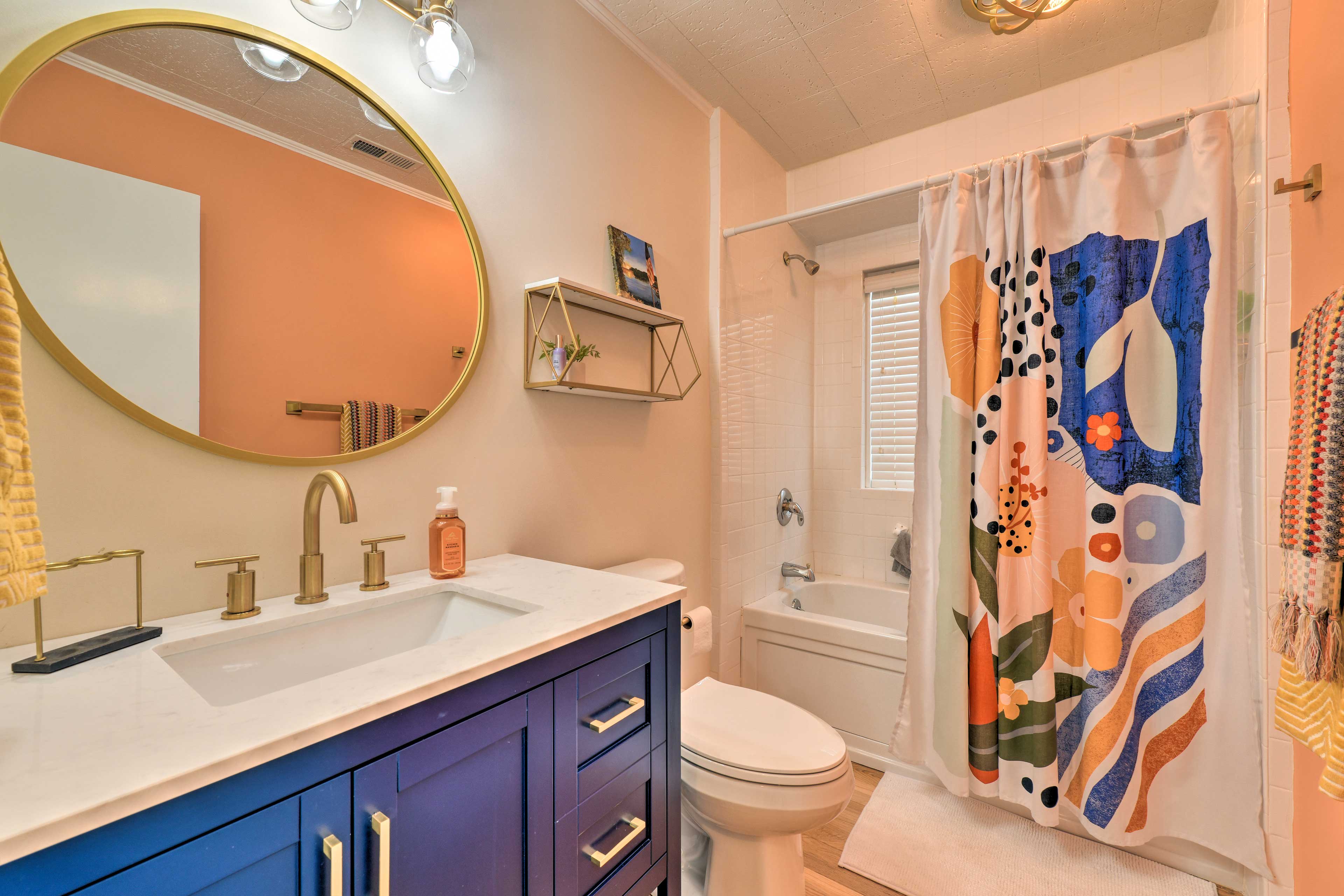 Full Bathroom | Complimentary Toiletries