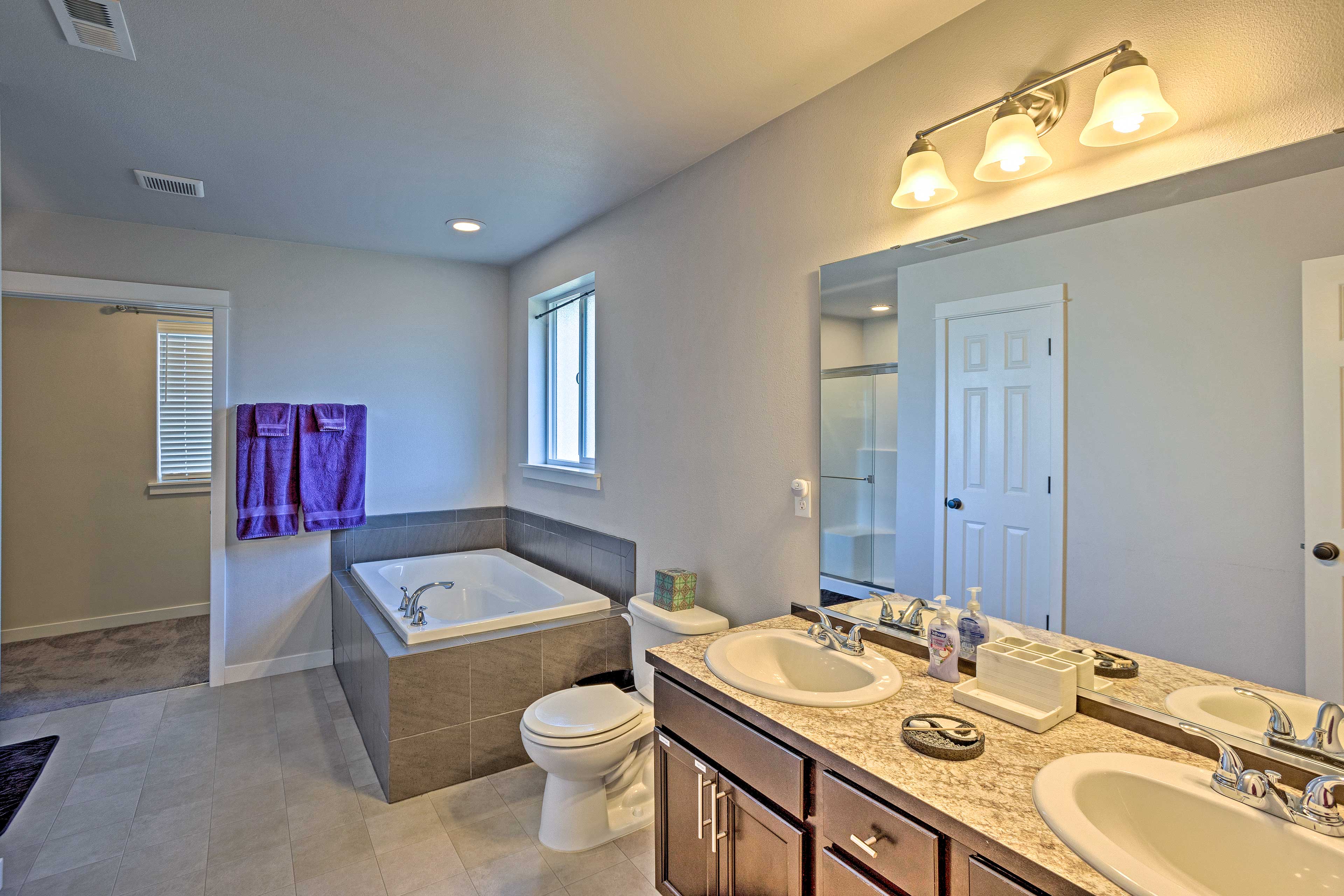 En-Suite Bathroom | Towels Provided | Shower