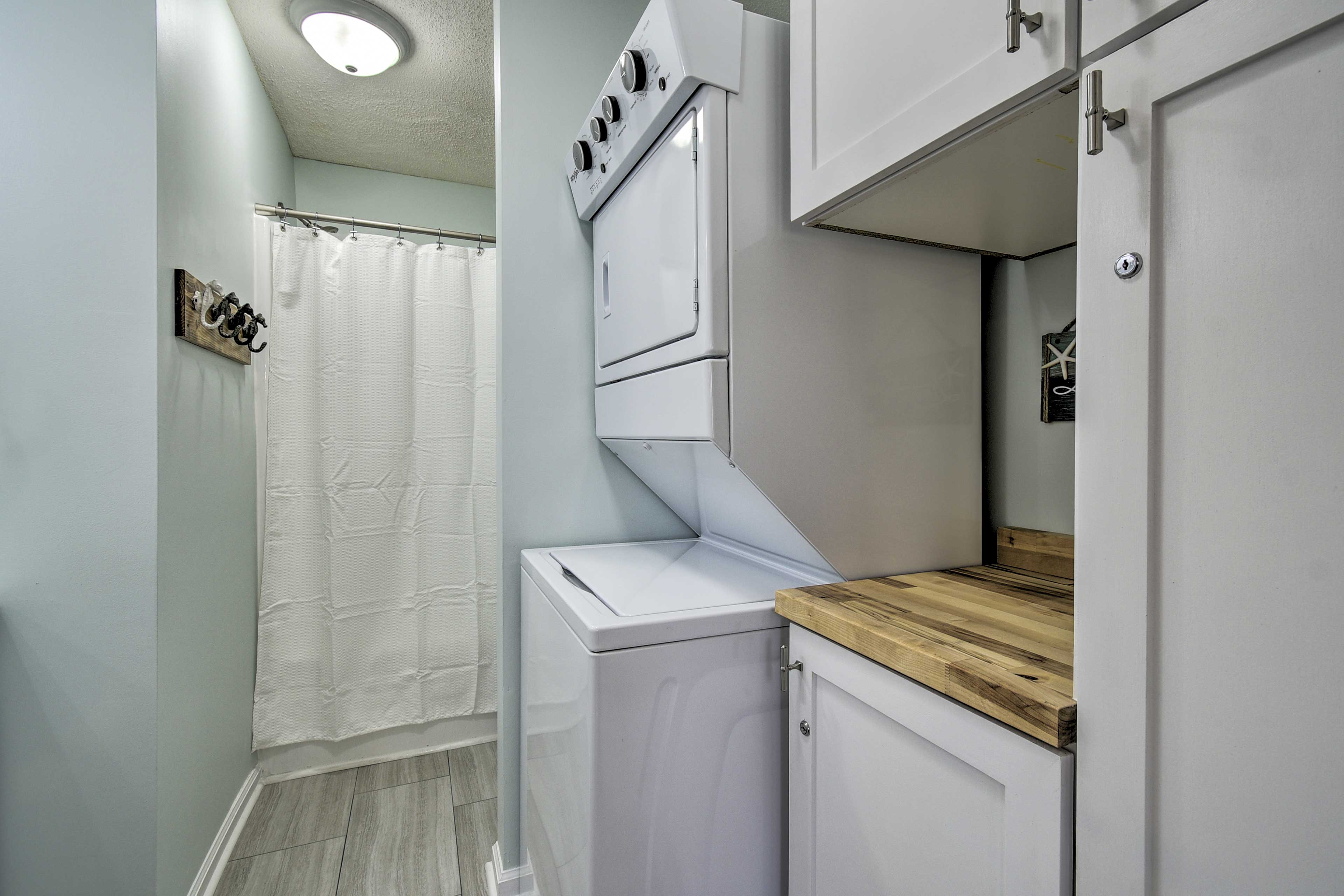 Full Bathroom | Laundry Area