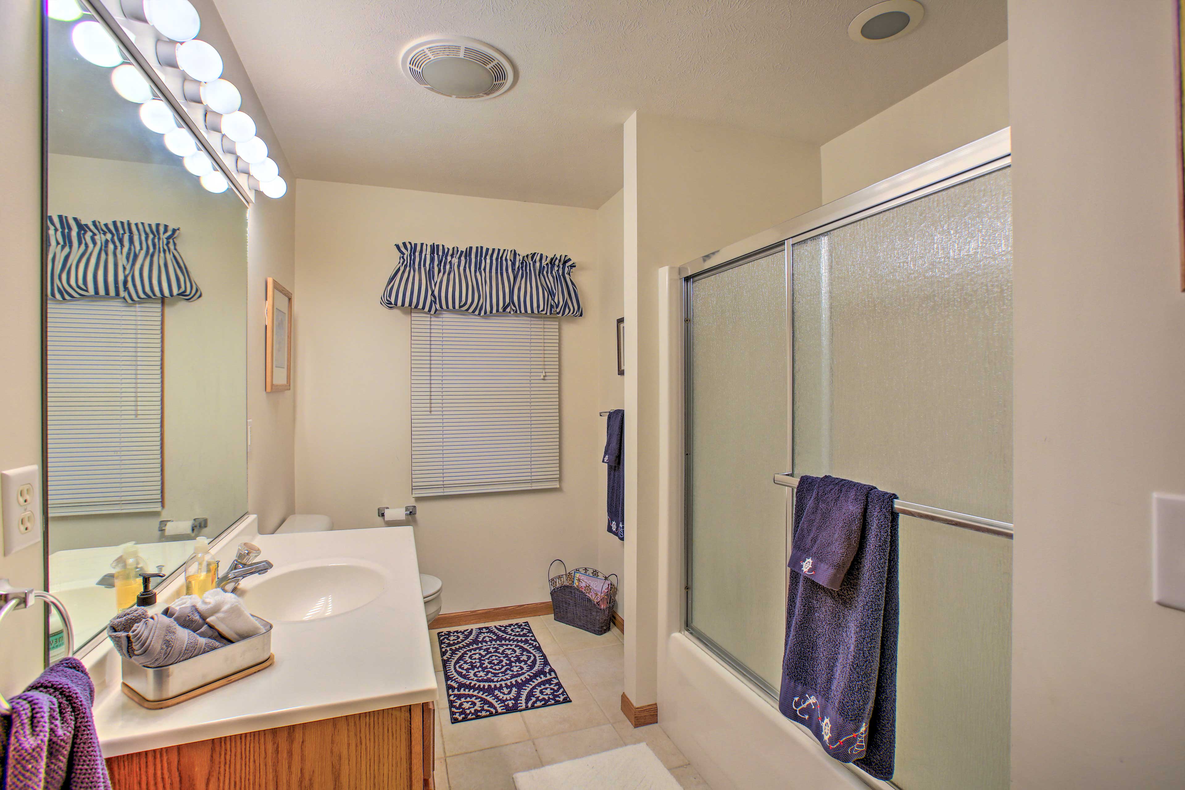 Full Bathroom | 3rd Floor | Towels Provided | Complimentary Toiletries