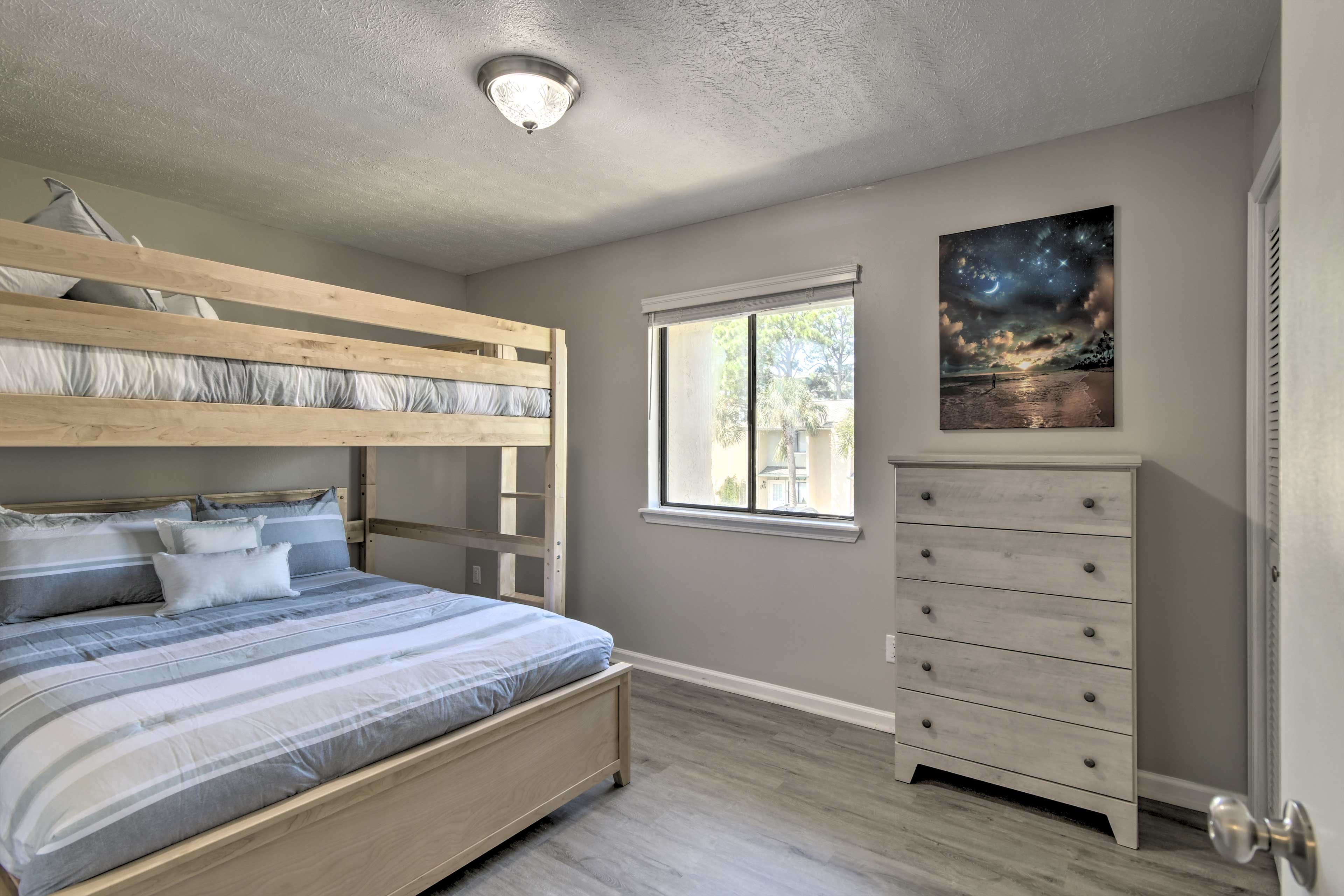 Bedroom 2 | 2nd Floor | Queen Bunk Bed | Smart TV