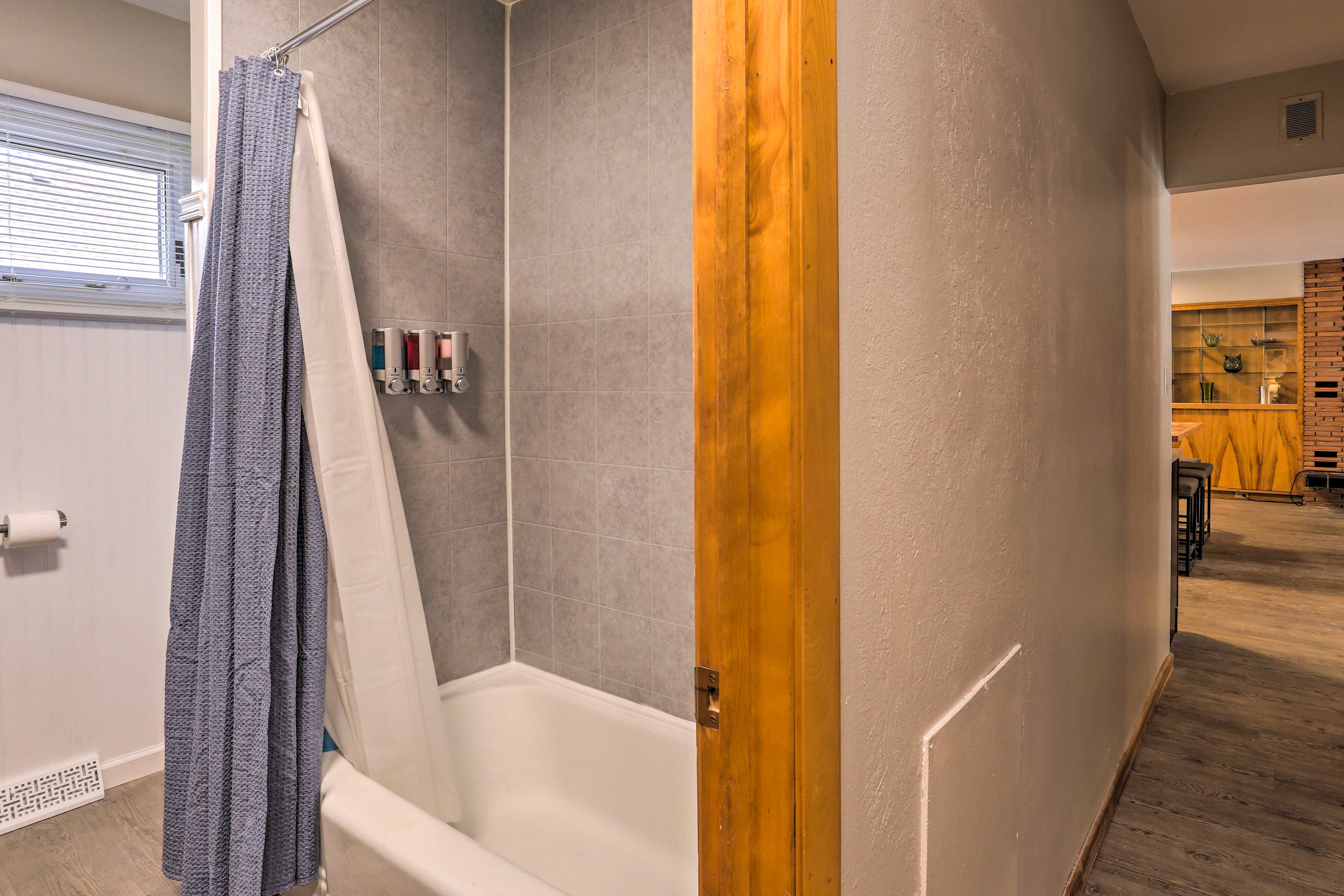 Full Bathroom | Towels Provided | Complimentary Toiletries