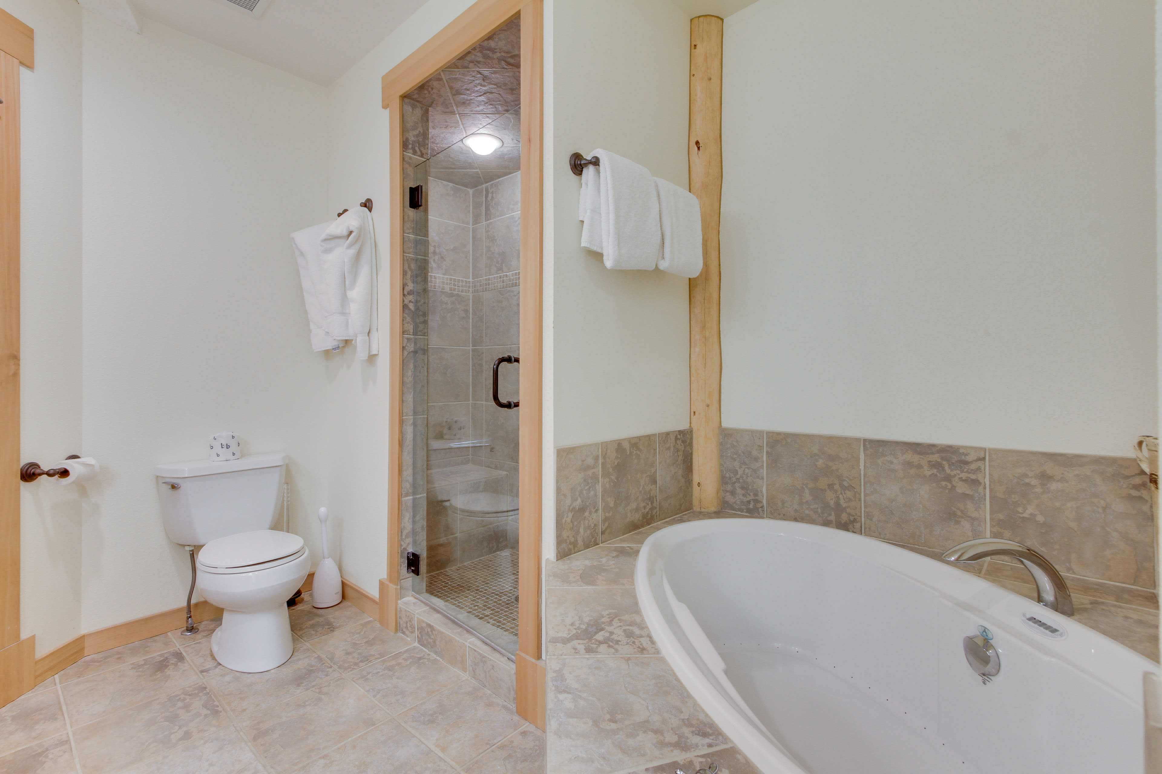 En-Suite Bathroom | Jetted Tub | Linens & Towels Provided