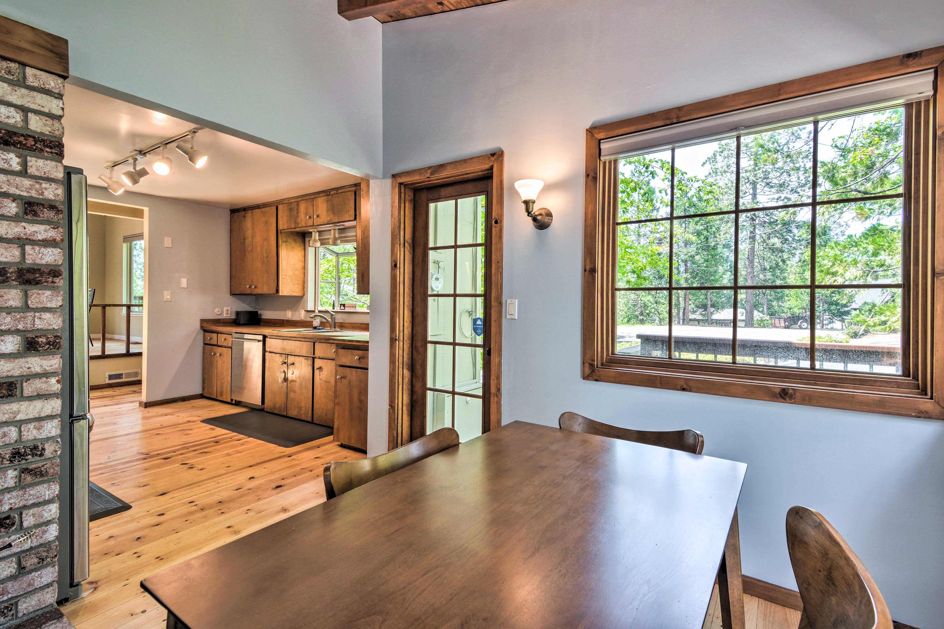 Dining Area | Dishware & Flatware Provided