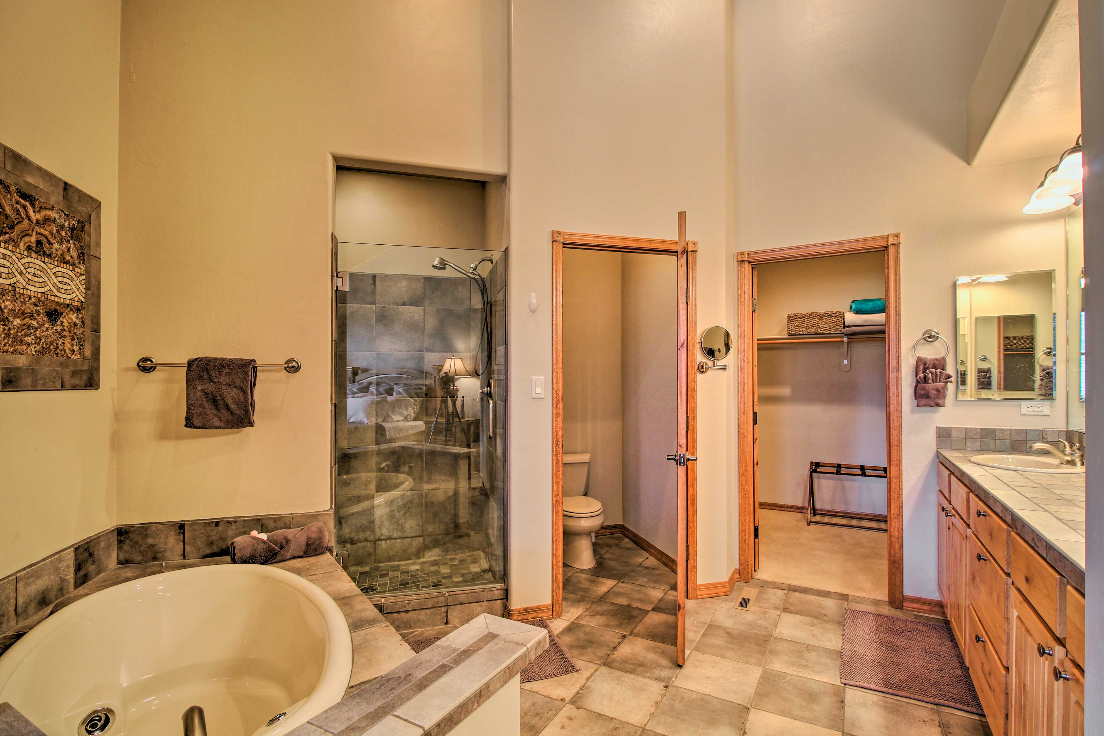 En-Suite Bathroom | Jetted Tub | Walk-In Shower | Walk-In Closet