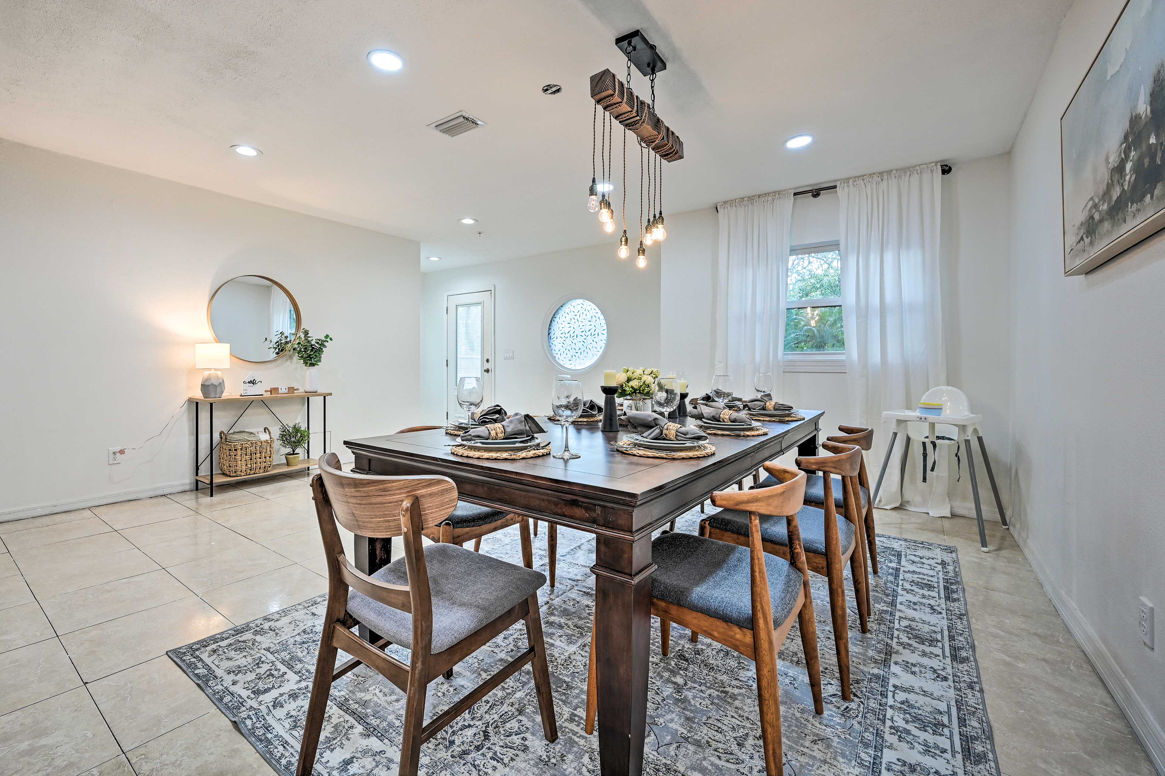 Dining Area | Dishware & Flatware Provided