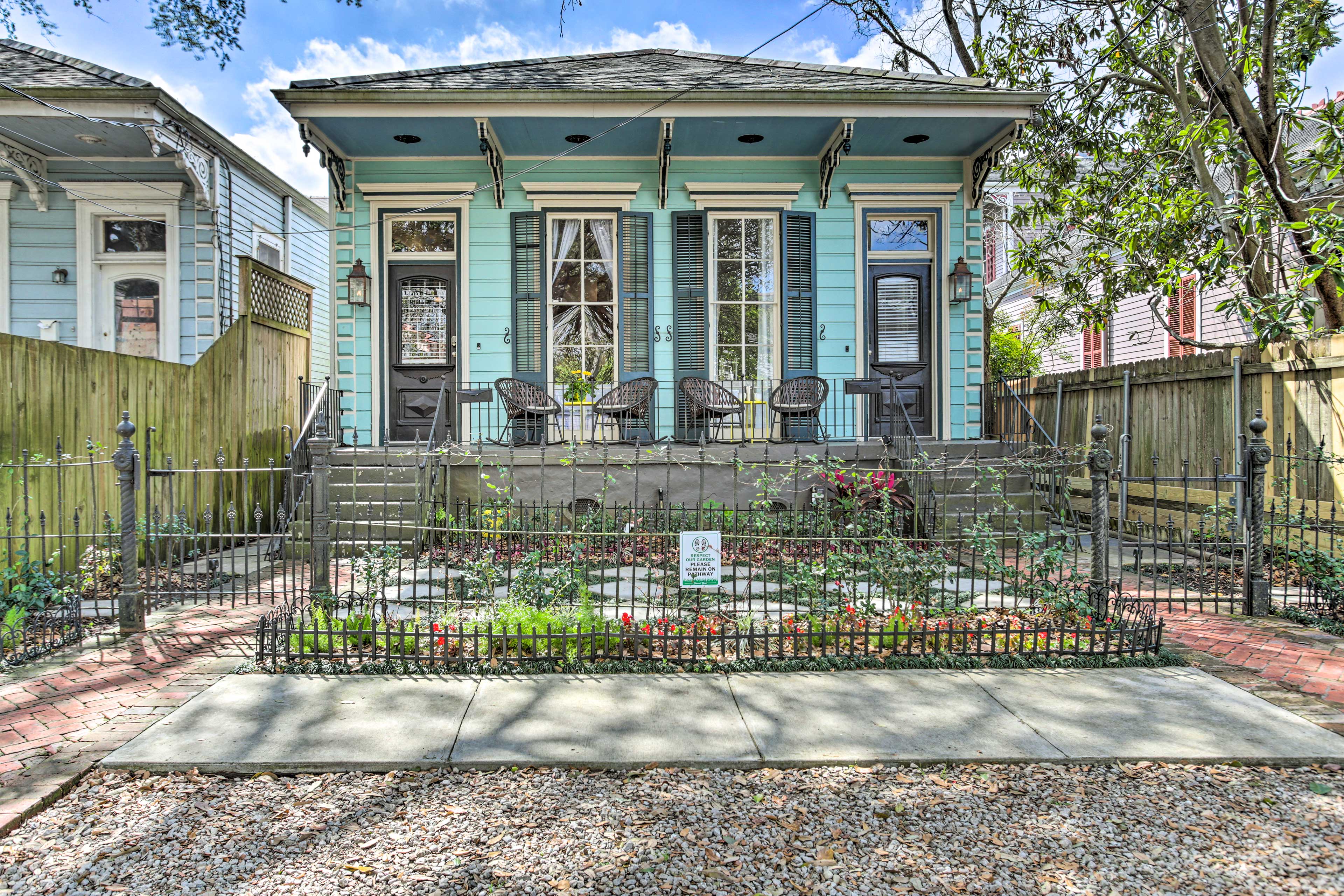 New Orleans Vacation Rental | Studio | 1BA | 650 Sq Ft | Steps Required to Enter