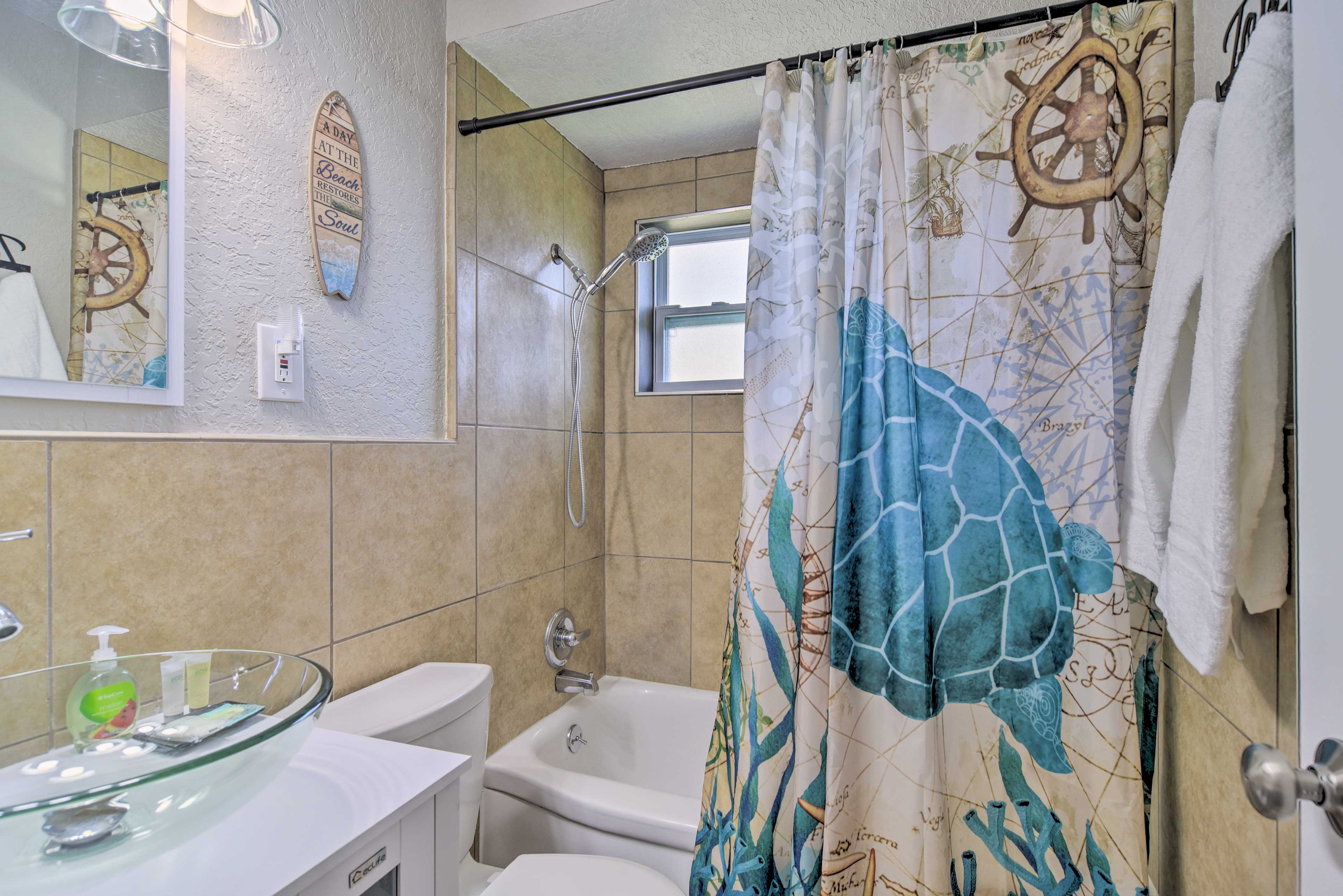 Full Bathroom | Towels Provided | Complimentary Toiletries