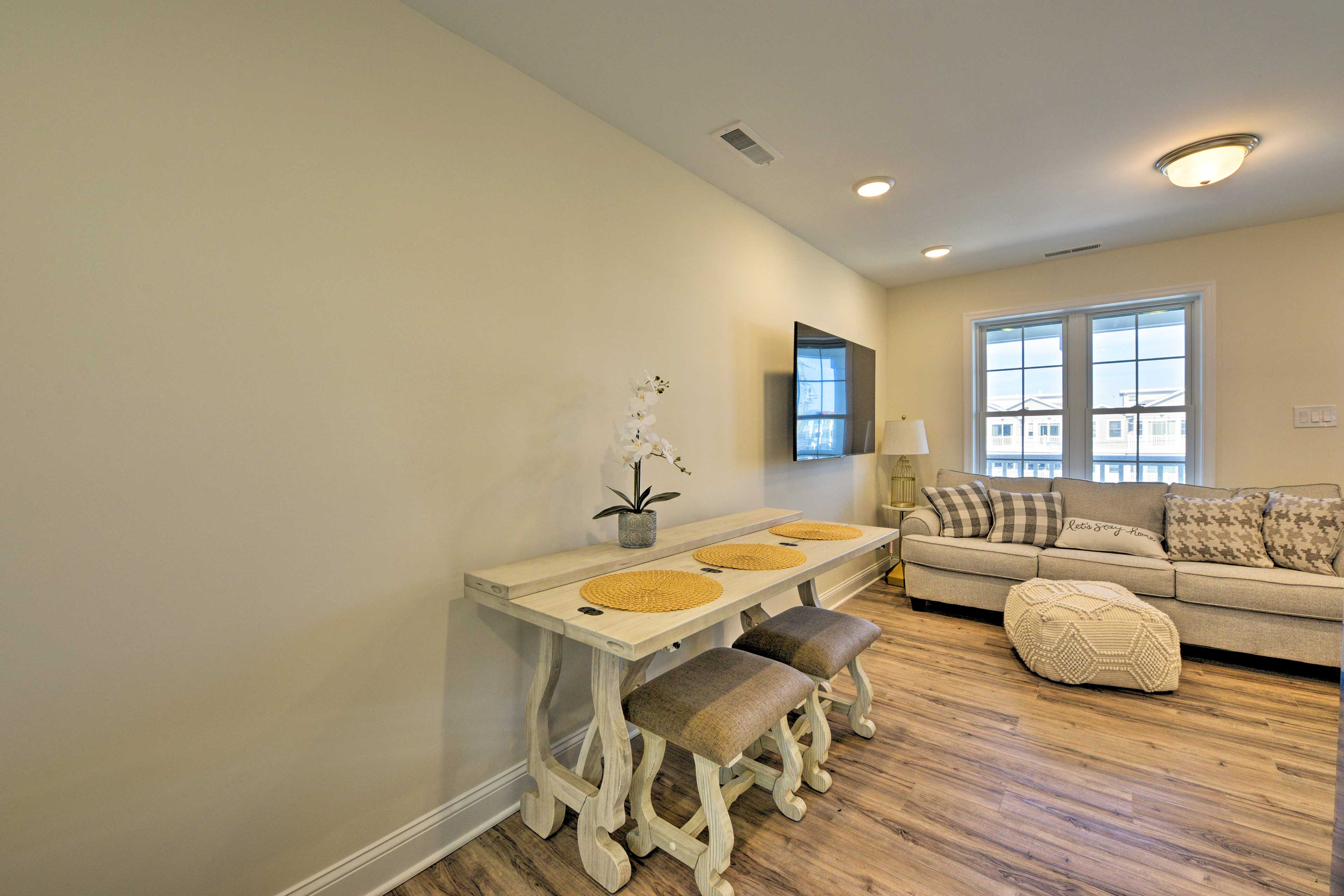 Dining Area | Dishware & Flatware Provided