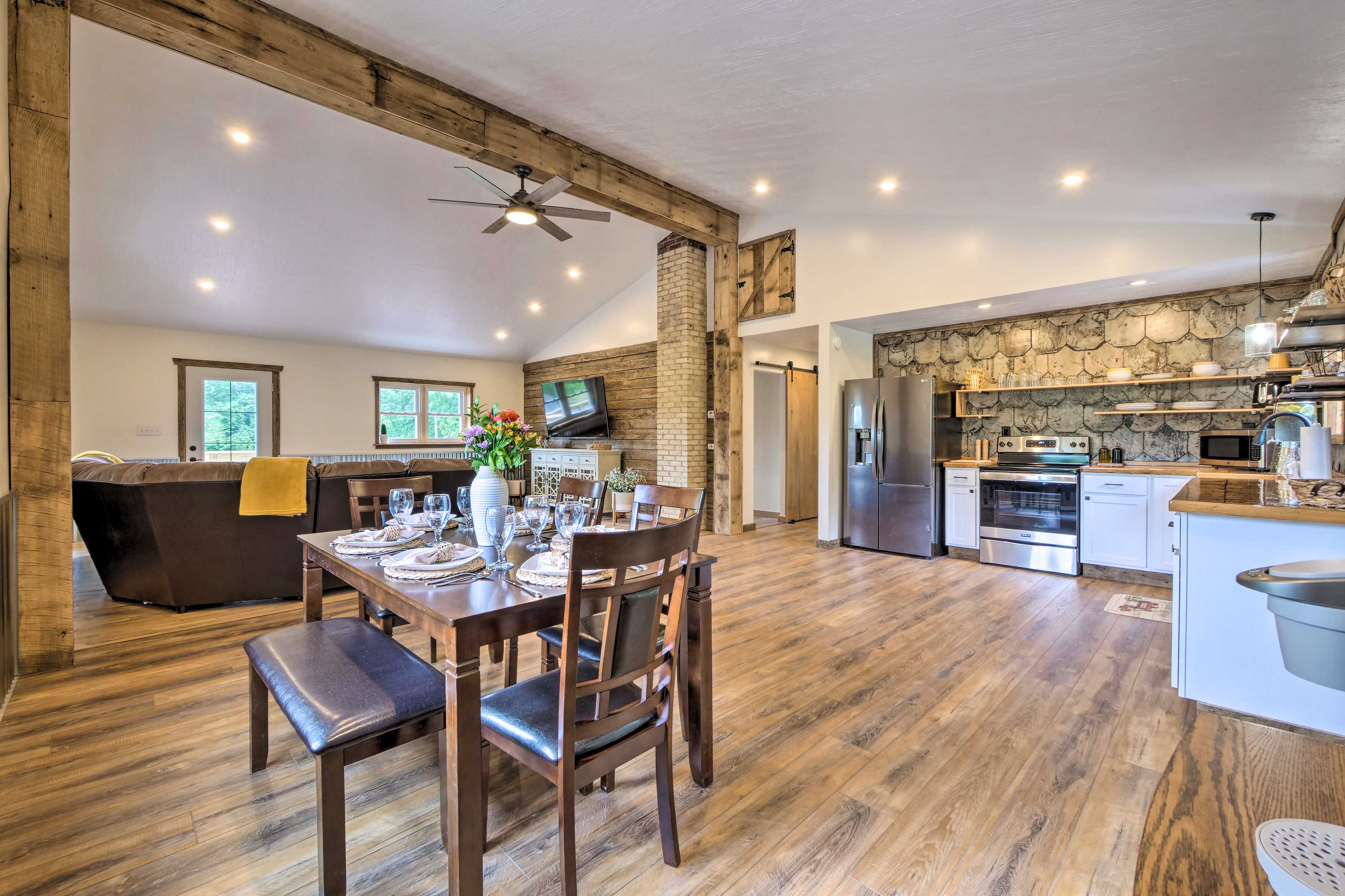 Dining Area | Dishware Provided