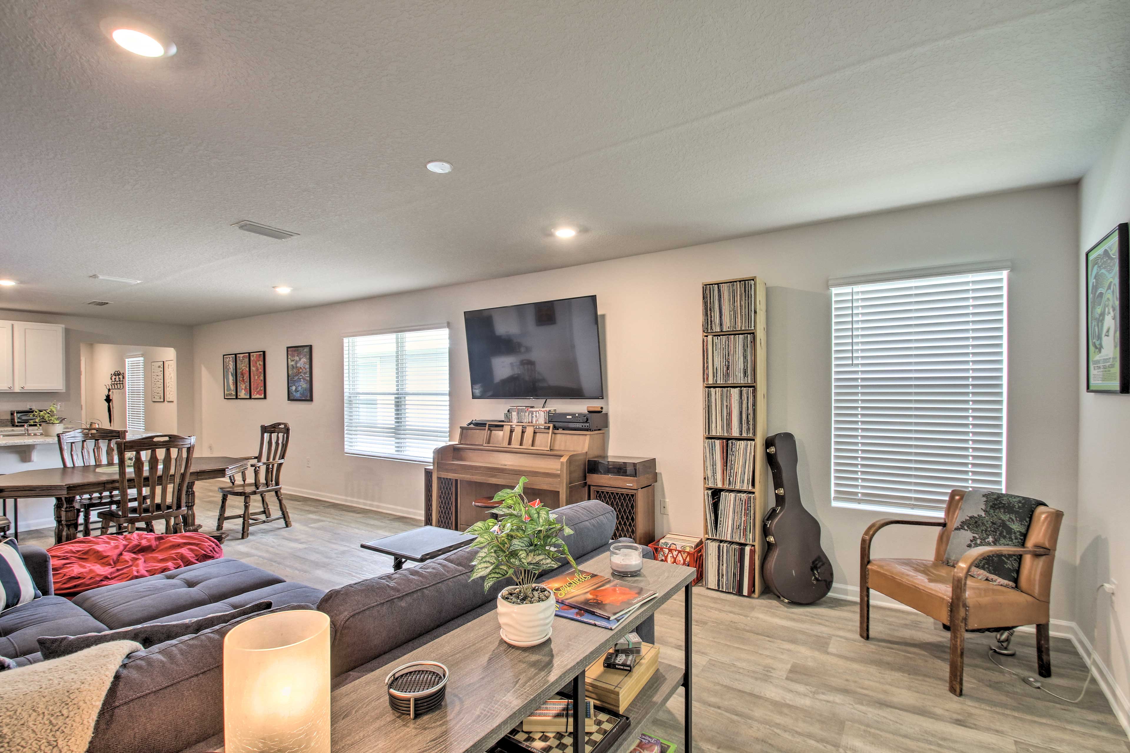 Living Room | Sleeper Sofa | Smart TV | Piano | Record Player w/ Records