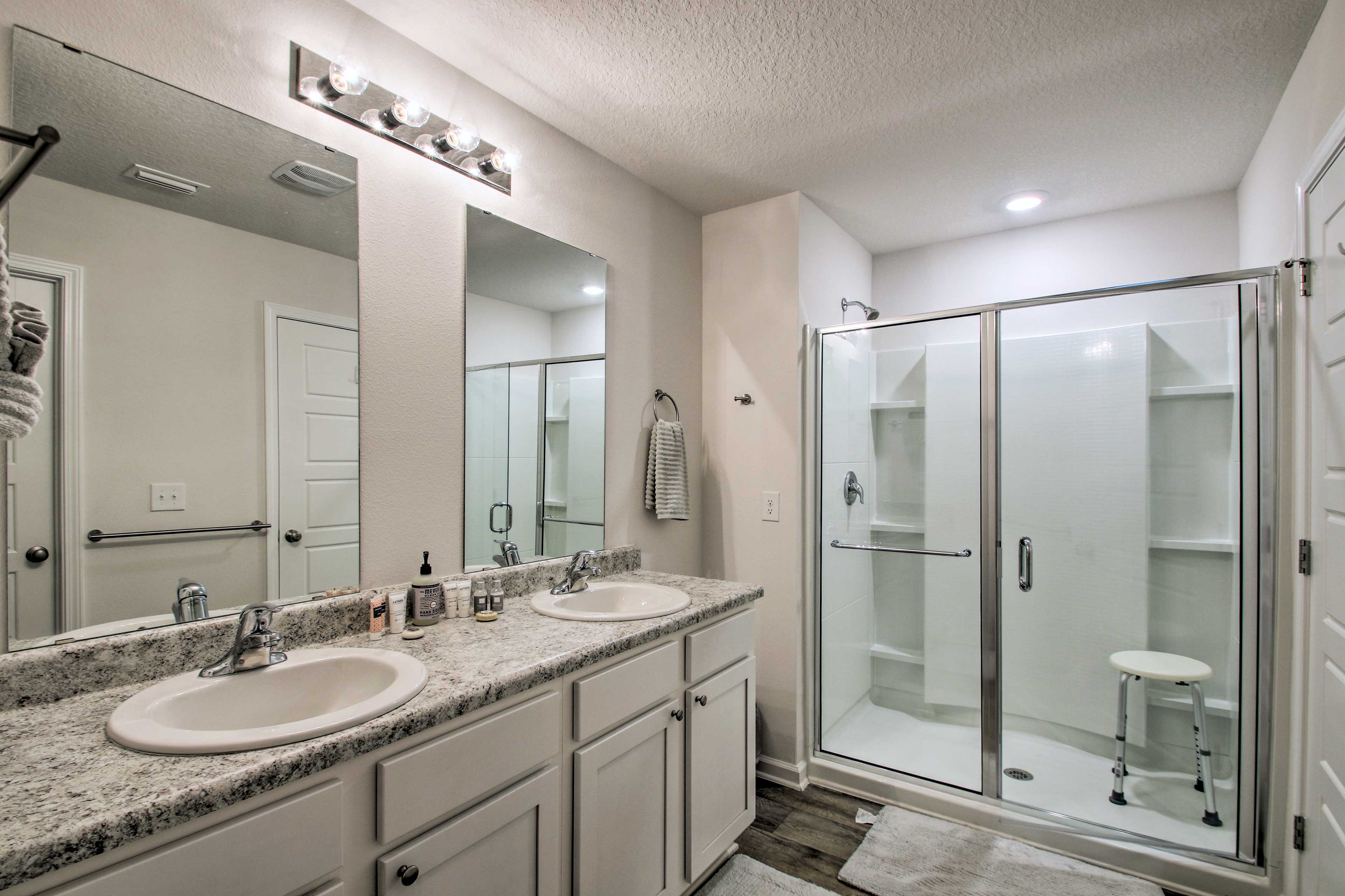 Full Bathroom | Towels Provided | Complimentary Toiletries