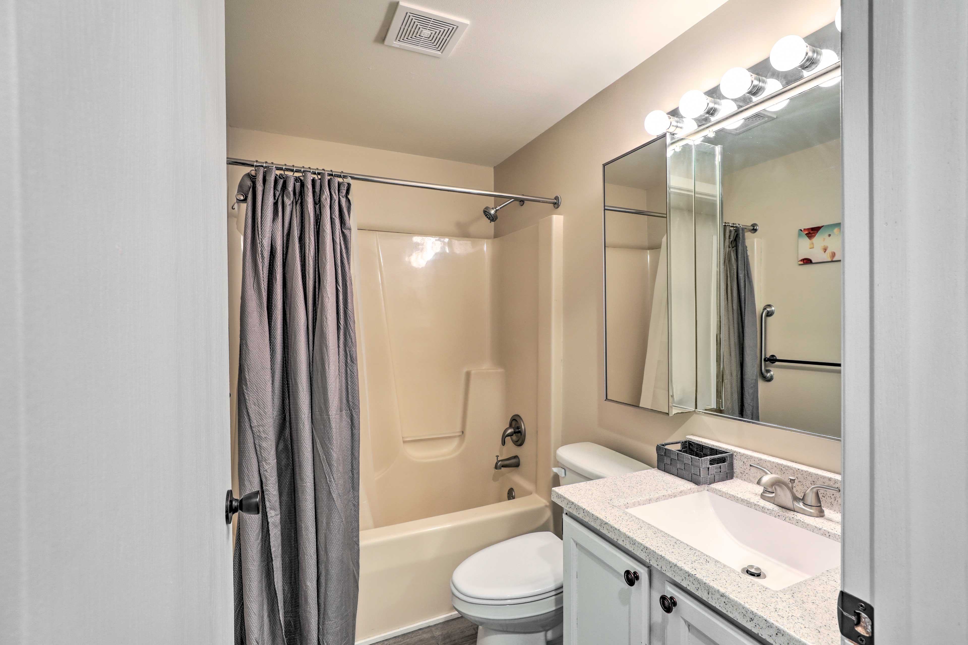 Full Bathroom | Grab Rail in Shower | Towels Provided