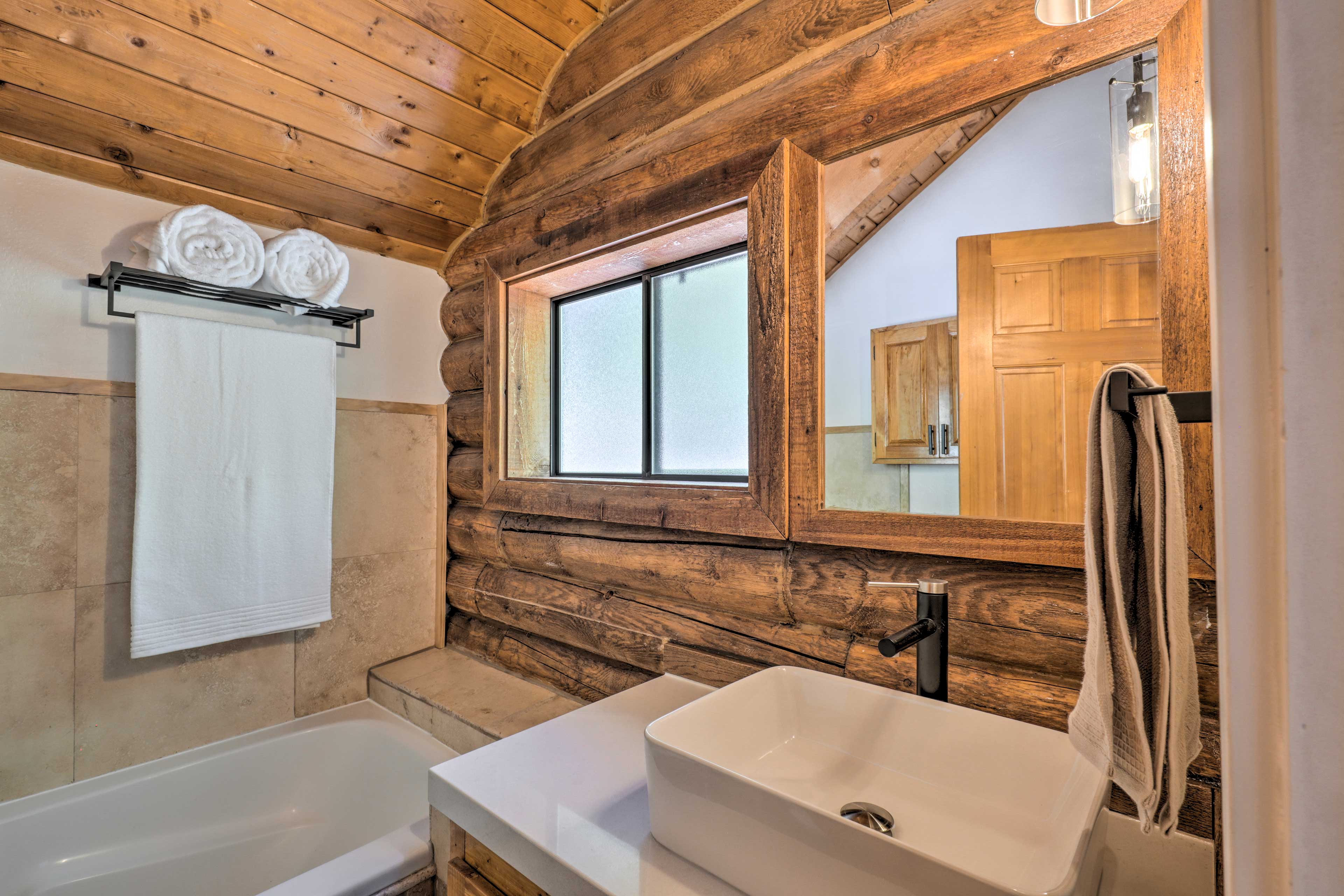 Bathroom | Loft | 2nd Floor | Bathtub | Towels Provided