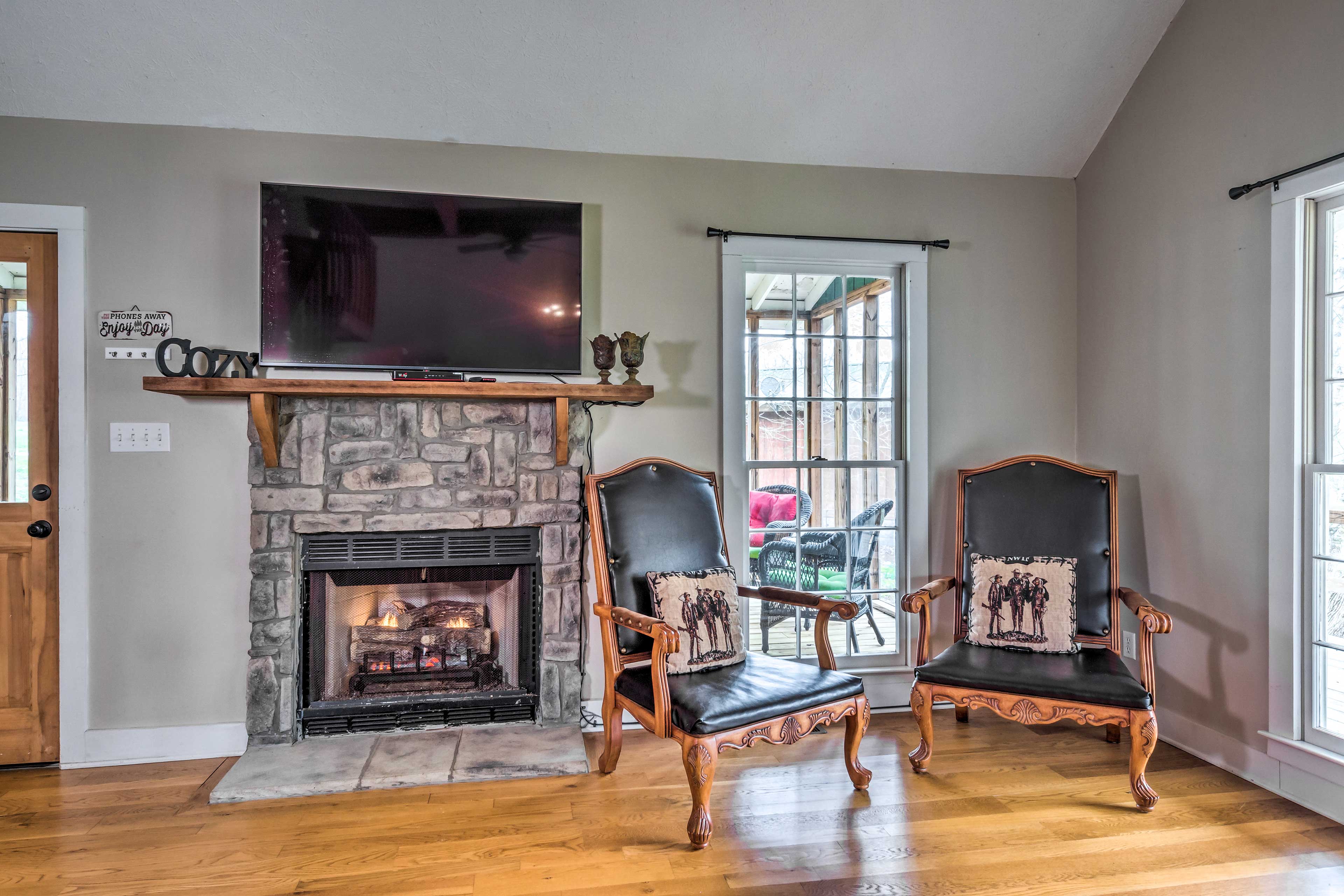 Living Room | Smart TV | Gas Fireplace