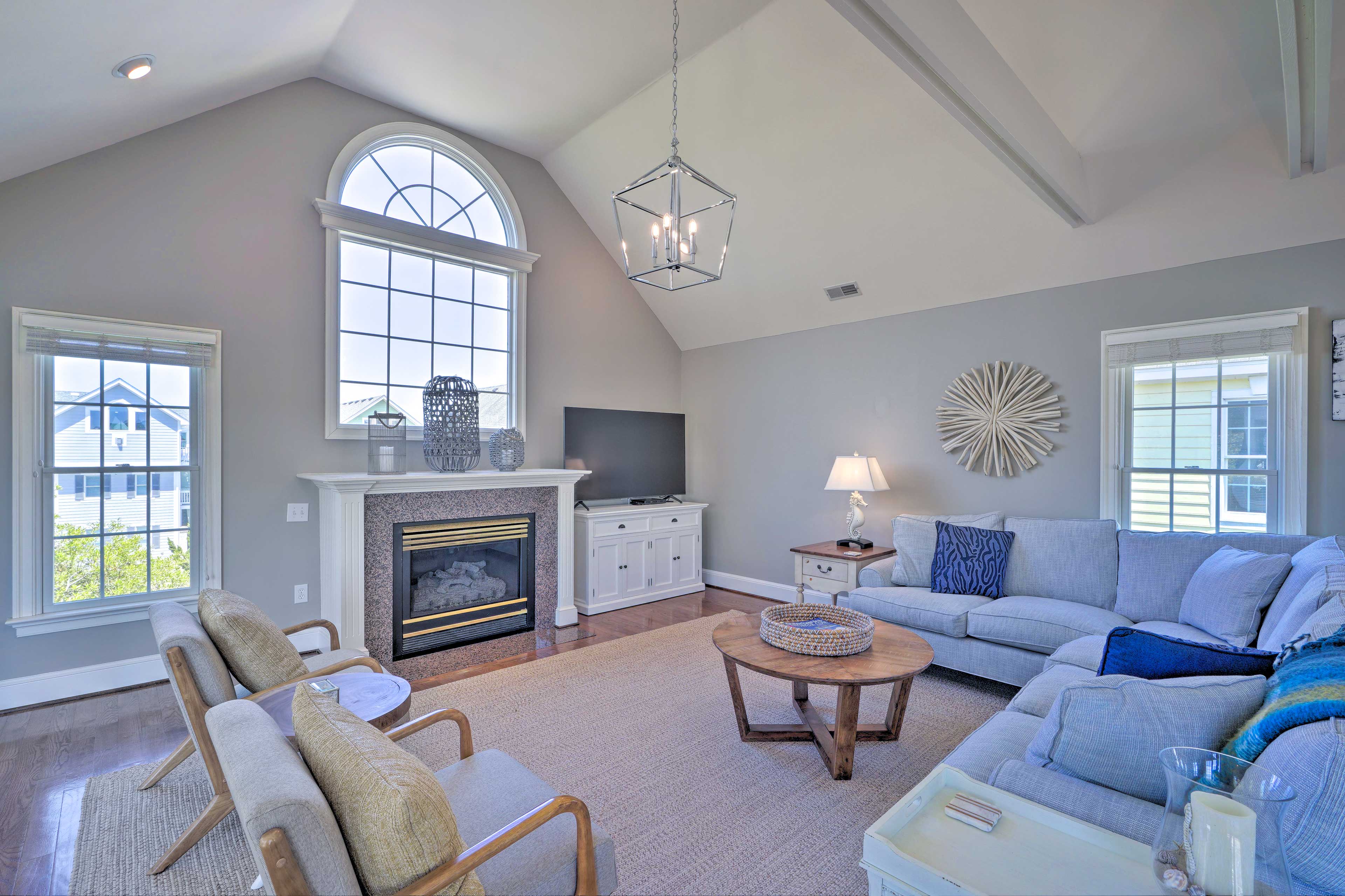 Living Room | Gas Fireplace | Smart TV