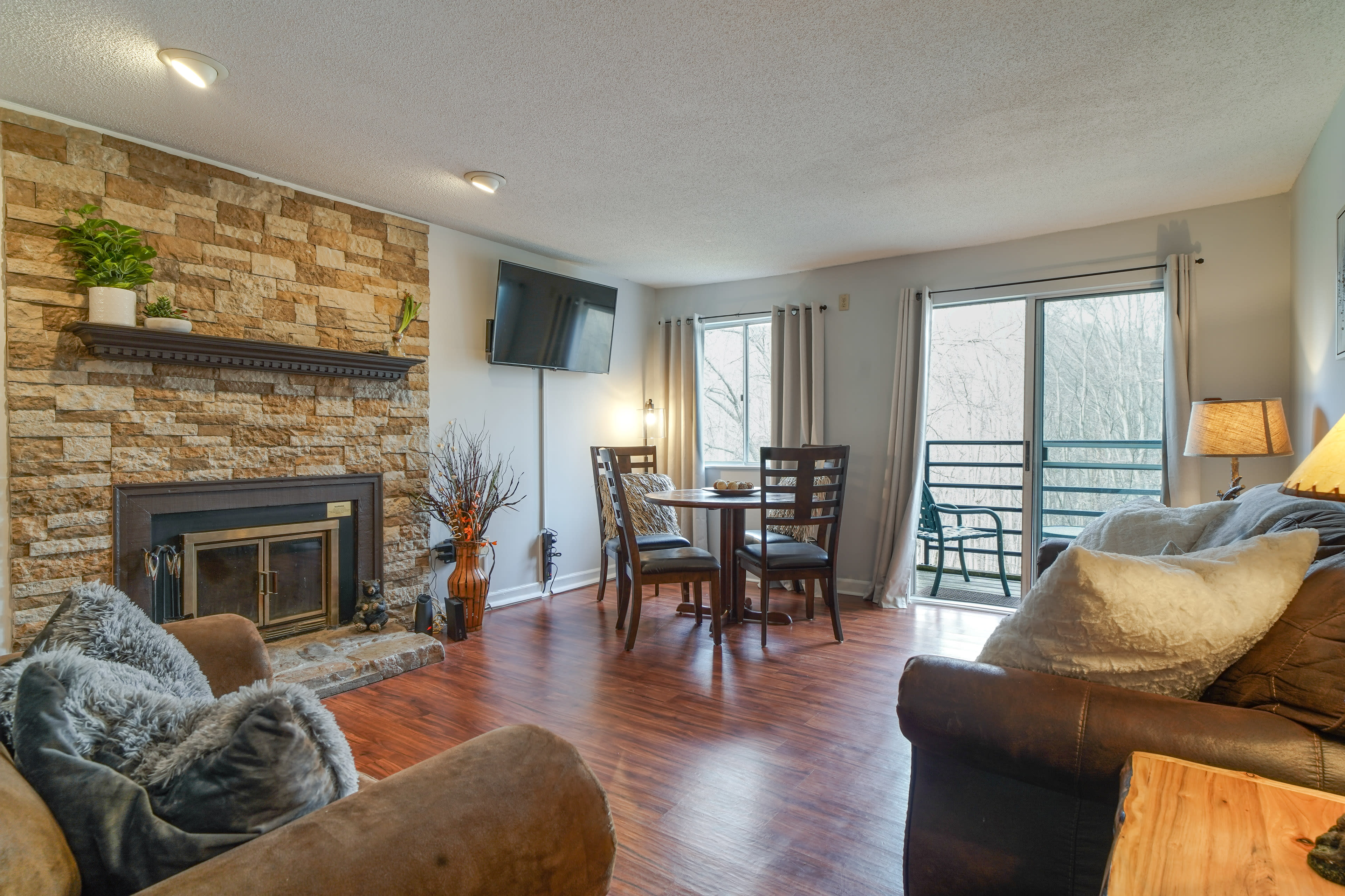 Gatlinburg Vacation Rental | 2BR | 2BA | 823 Sq Ft | Stairs Required for Entry