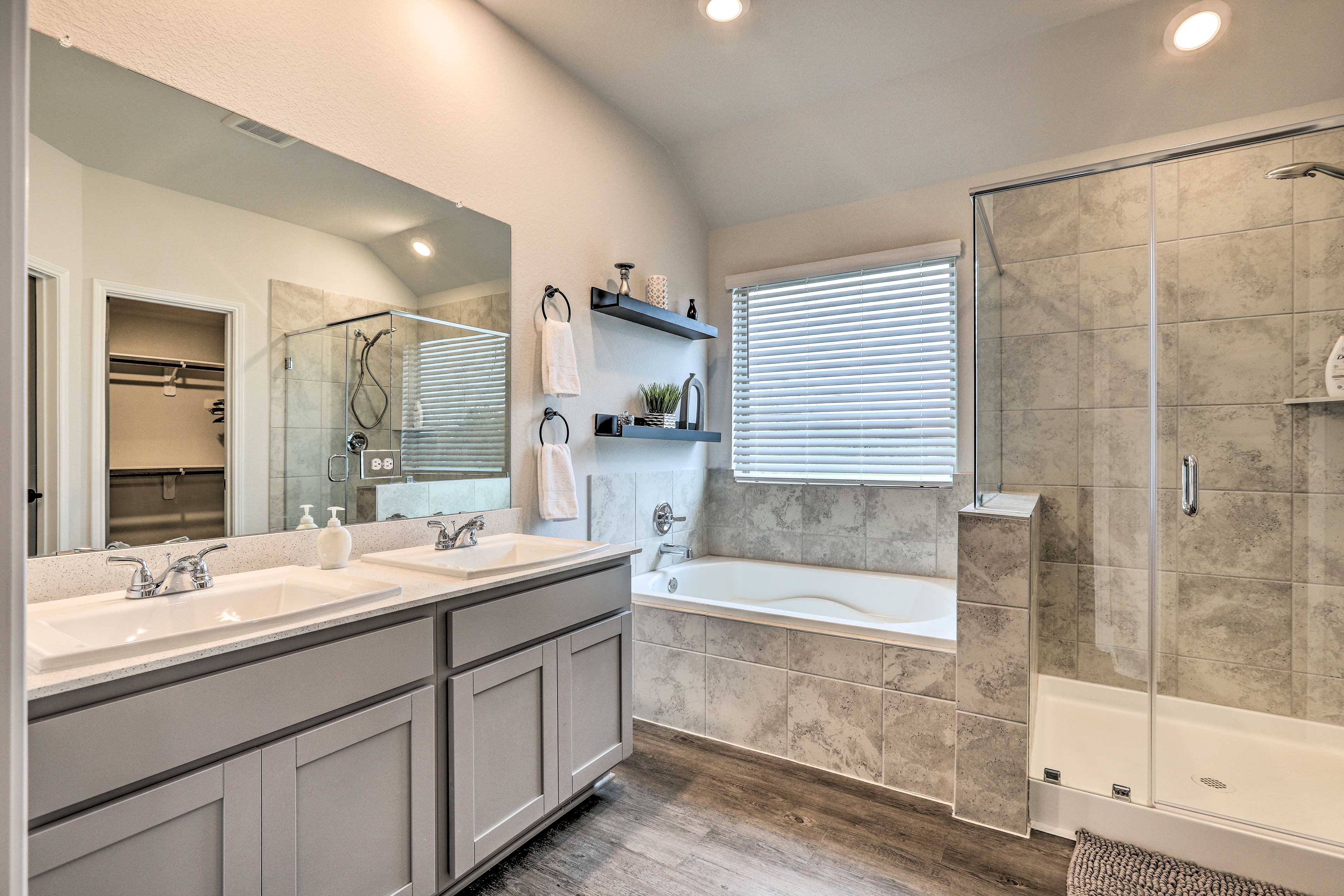 Full Bathroom | Complimentary Toiletries | 2nd Floor