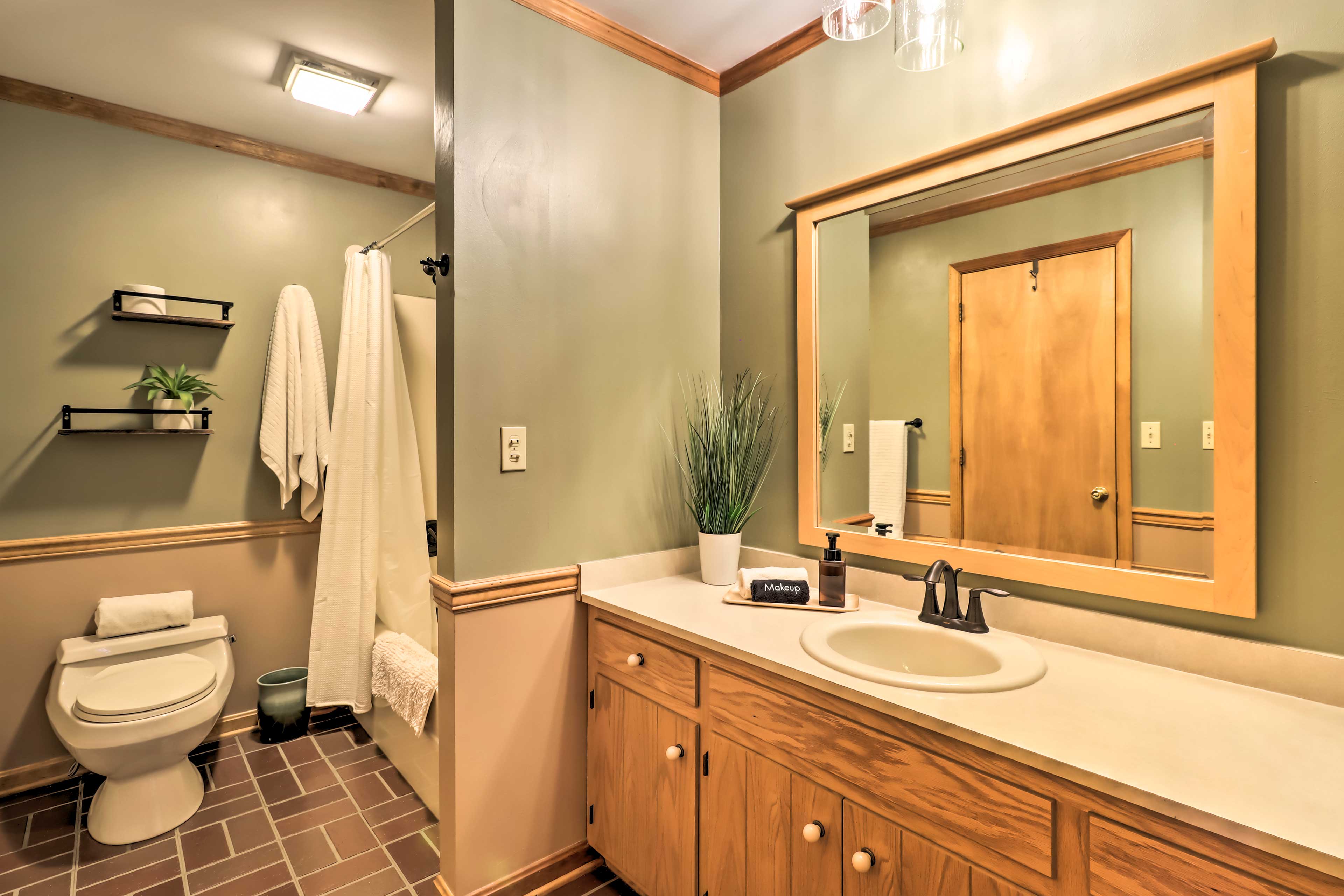 Full Bathroom | 1st Floor | Complimentary Toiletries | Towels Provided