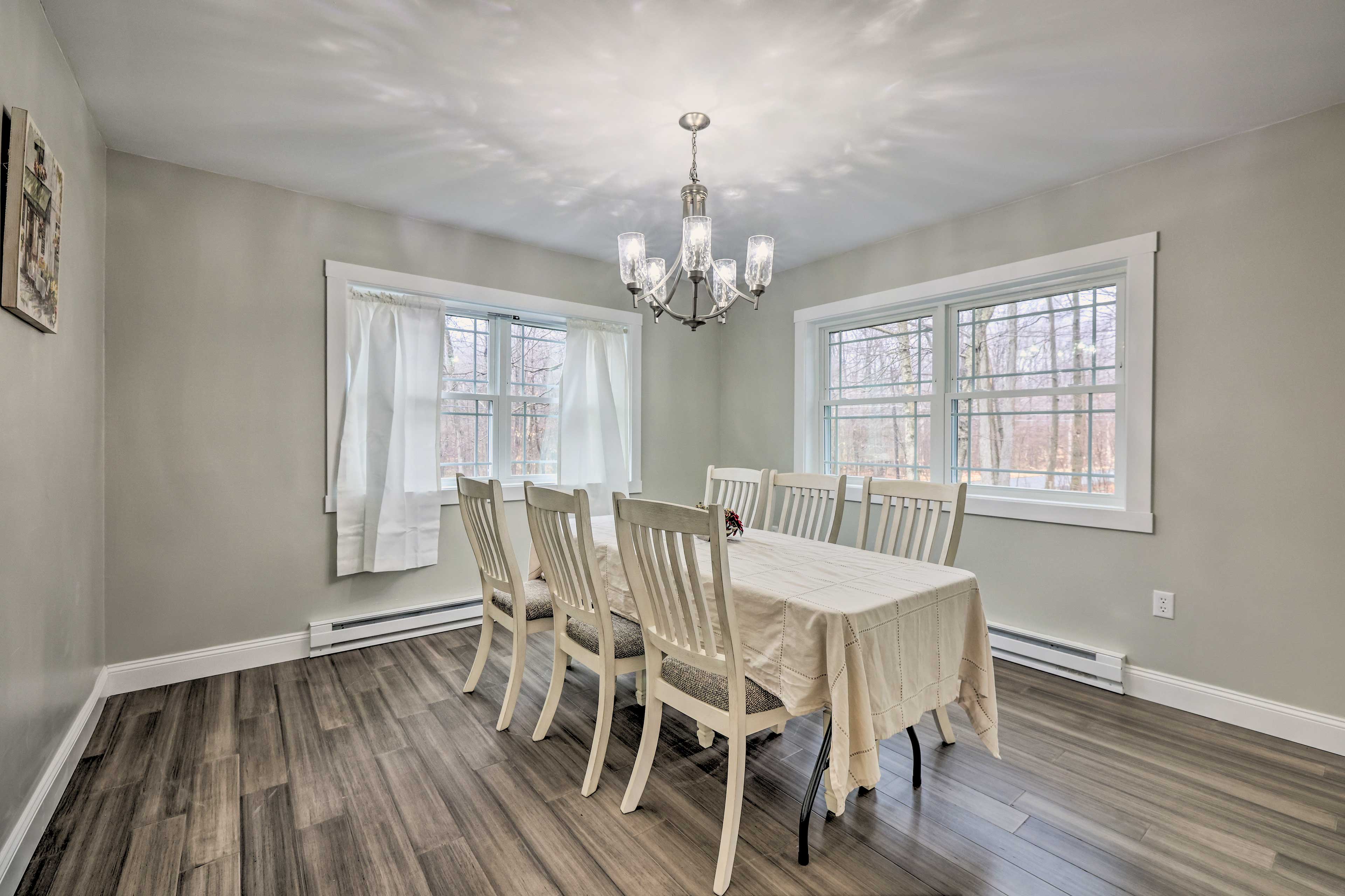 Dining Room | 1st Floor | Dishware/Flatware Provided