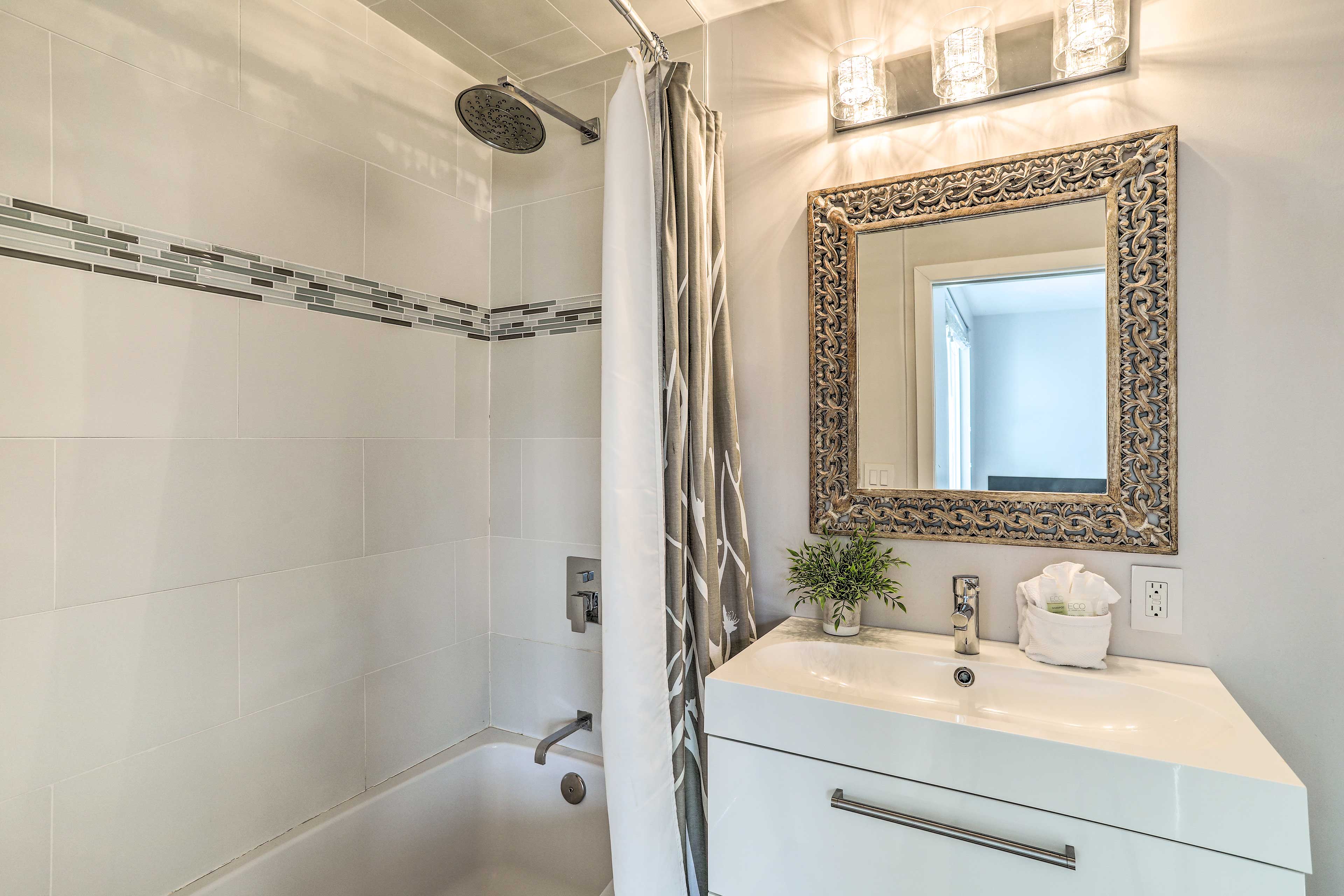 Full Bathroom | Complimentary Toiletries | 2nd Floor