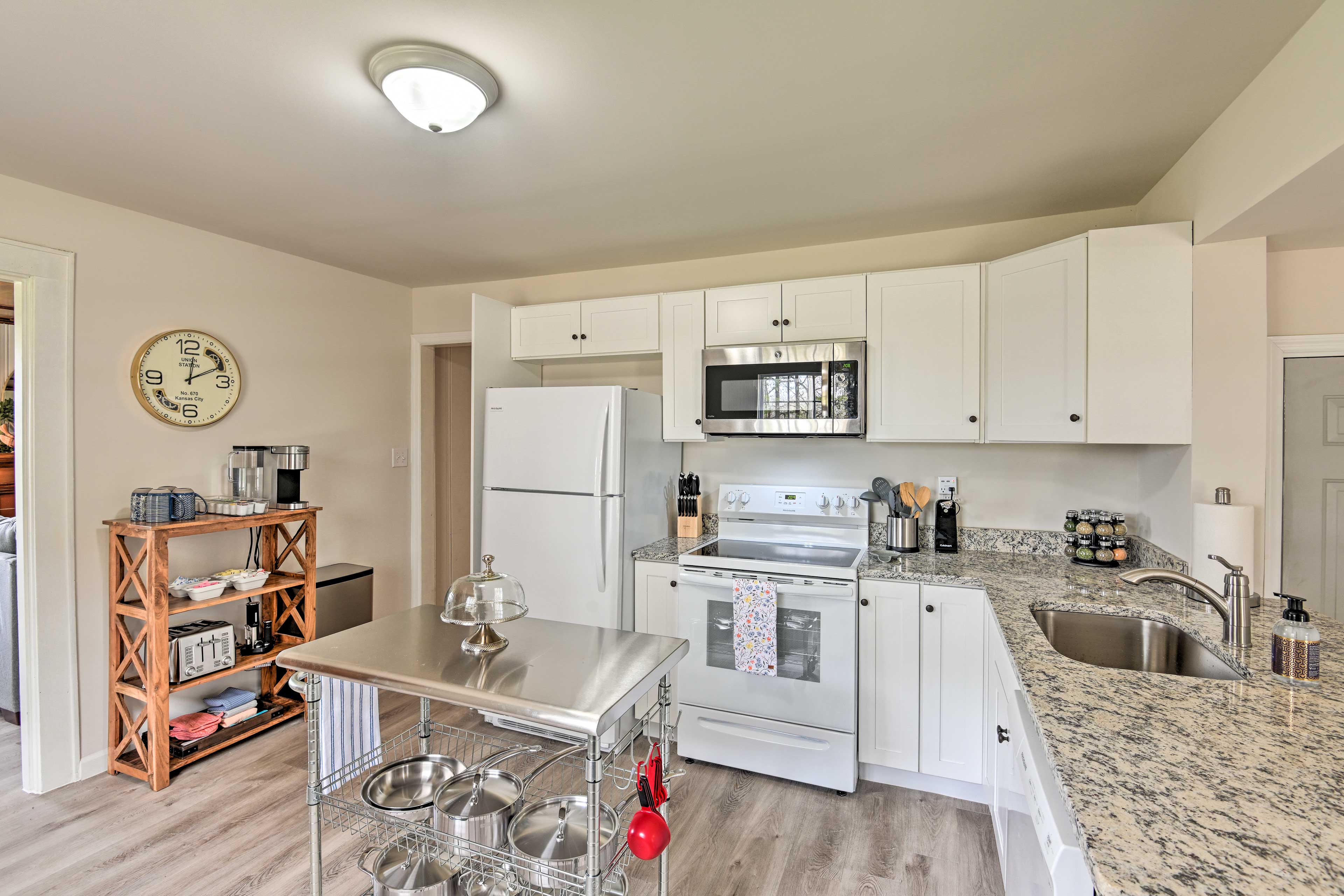 Kitchen | Fully Equipped w/ Cooking Basics