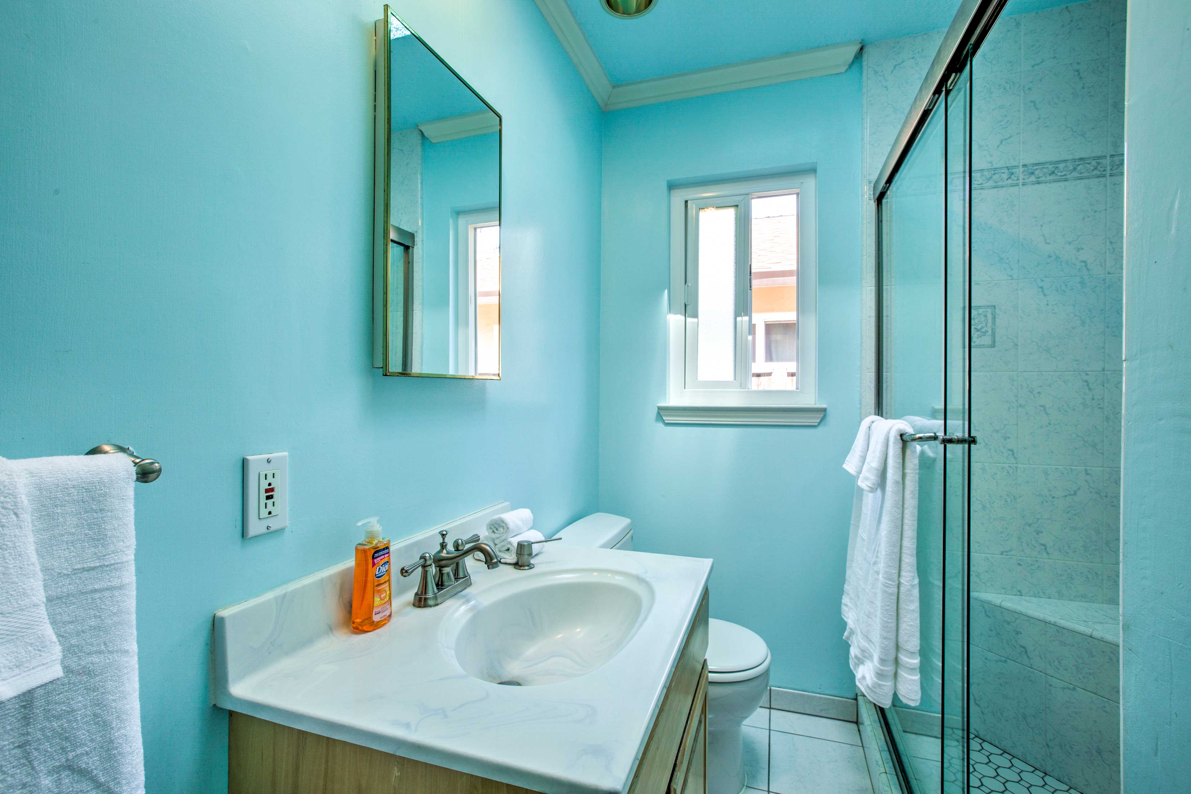 Full Bathroom | Towels Provided | Complimentary Toiletries