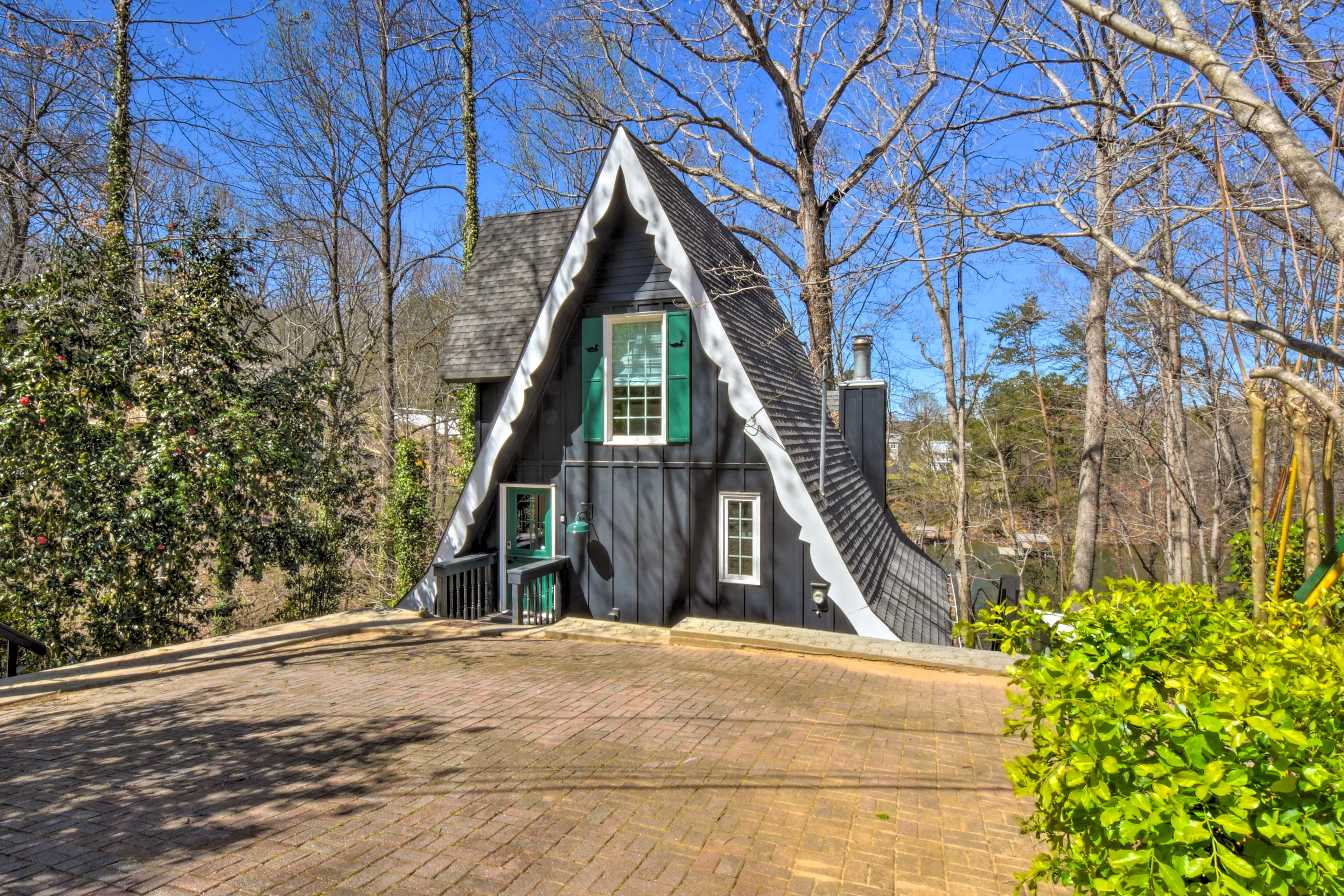 NEW! Charming Gainesville Cabin w/ Private Dock!