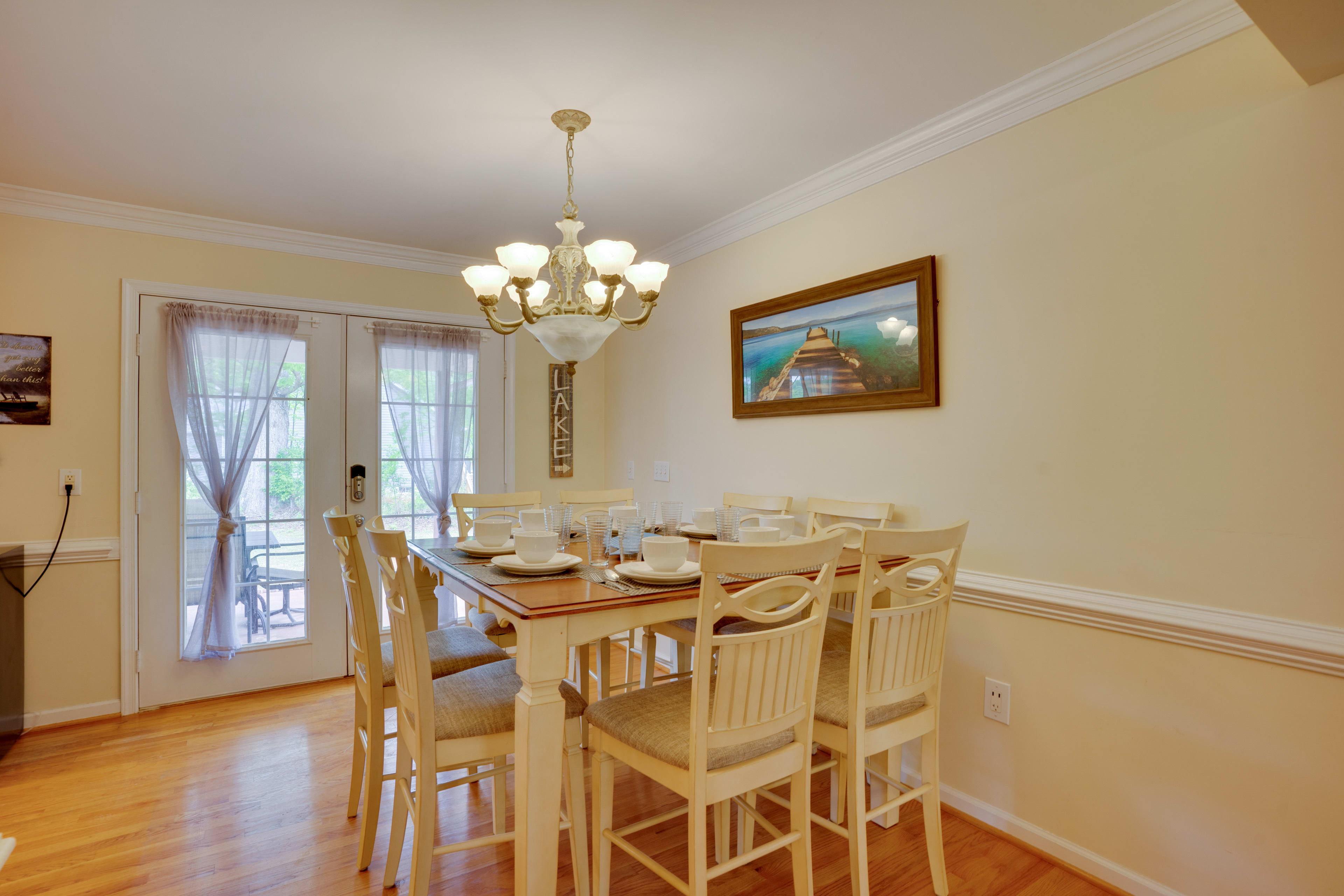 Dining Area | Dishware/Flatware