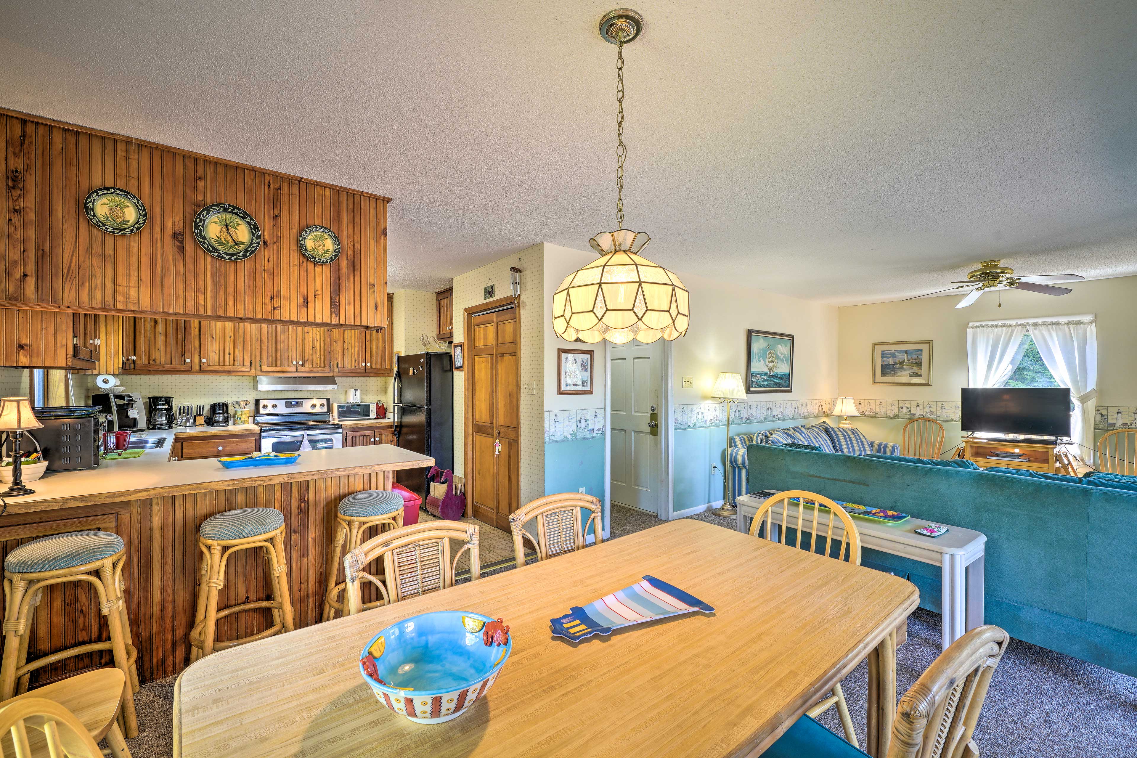 Dining Area | Breakfast Bar w/ Additional Seating